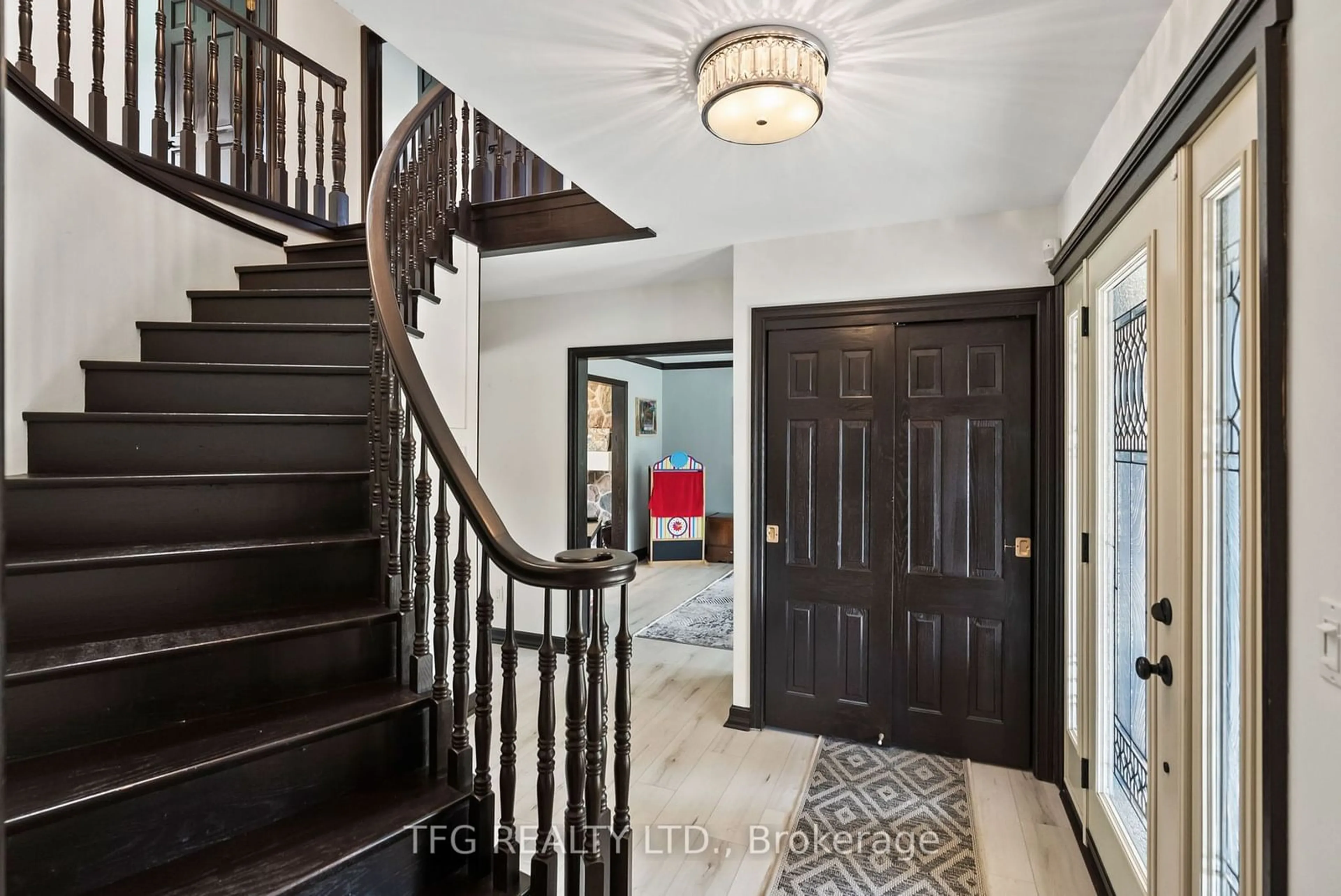 Indoor entryway for 490 Conlin Rd, Oshawa Ontario L1L 0M9