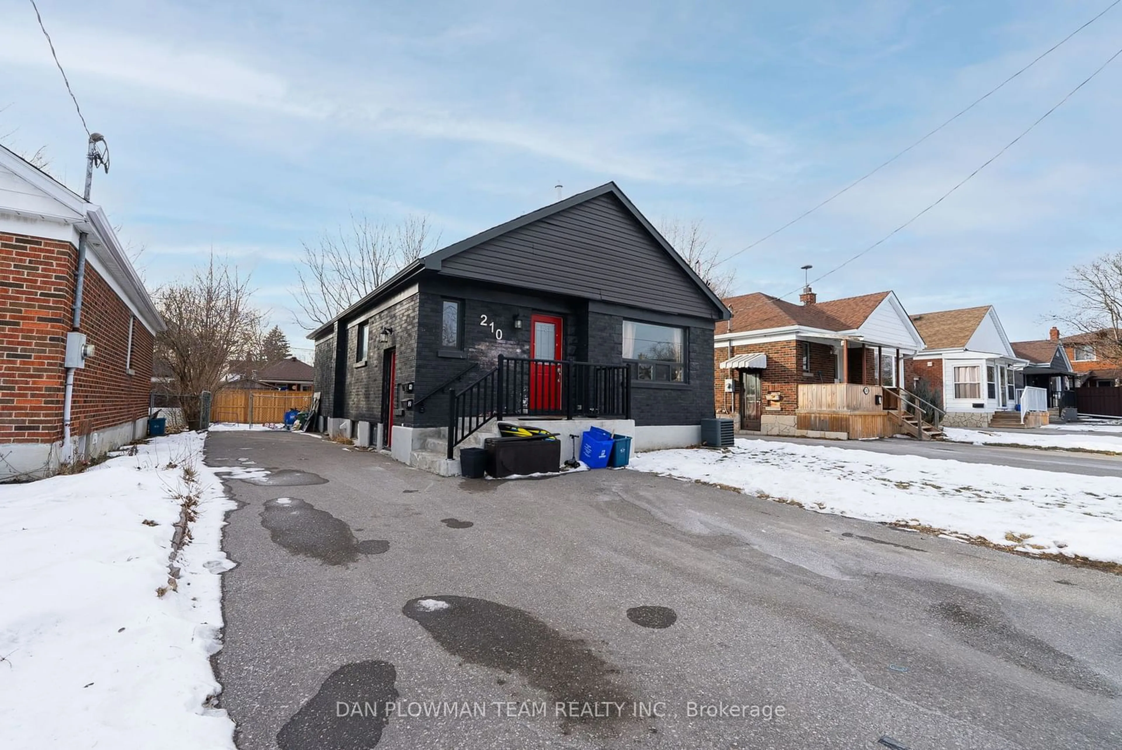 A pic from outside/outdoor area/front of a property/back of a property/a pic from drone, street for 210 Wilson Rd, Oshawa Ontario L1H 6C3