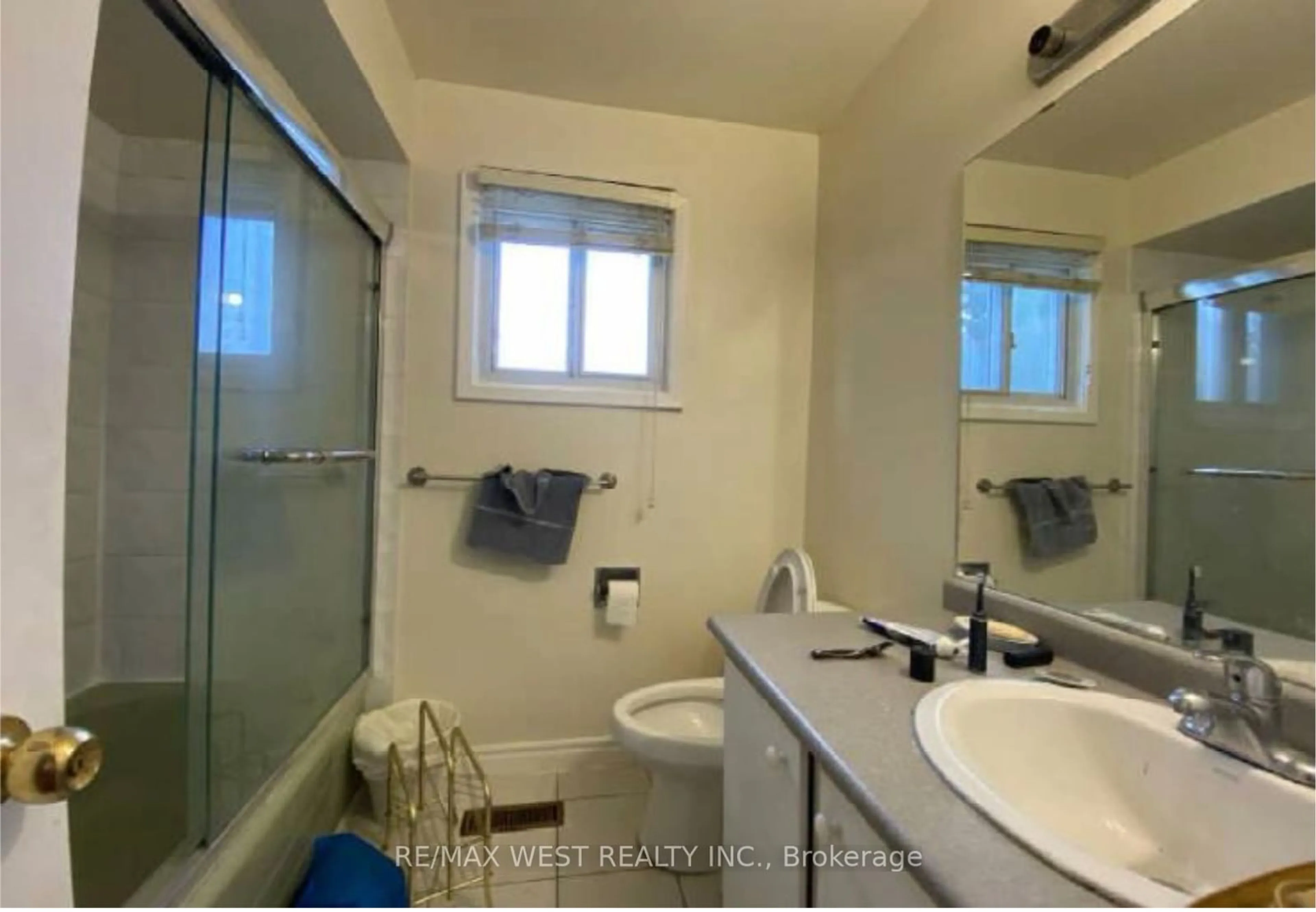 Standard bathroom, ceramic/tile floor for 16 Belgreen Ave, Toronto Ontario M1S 1G2