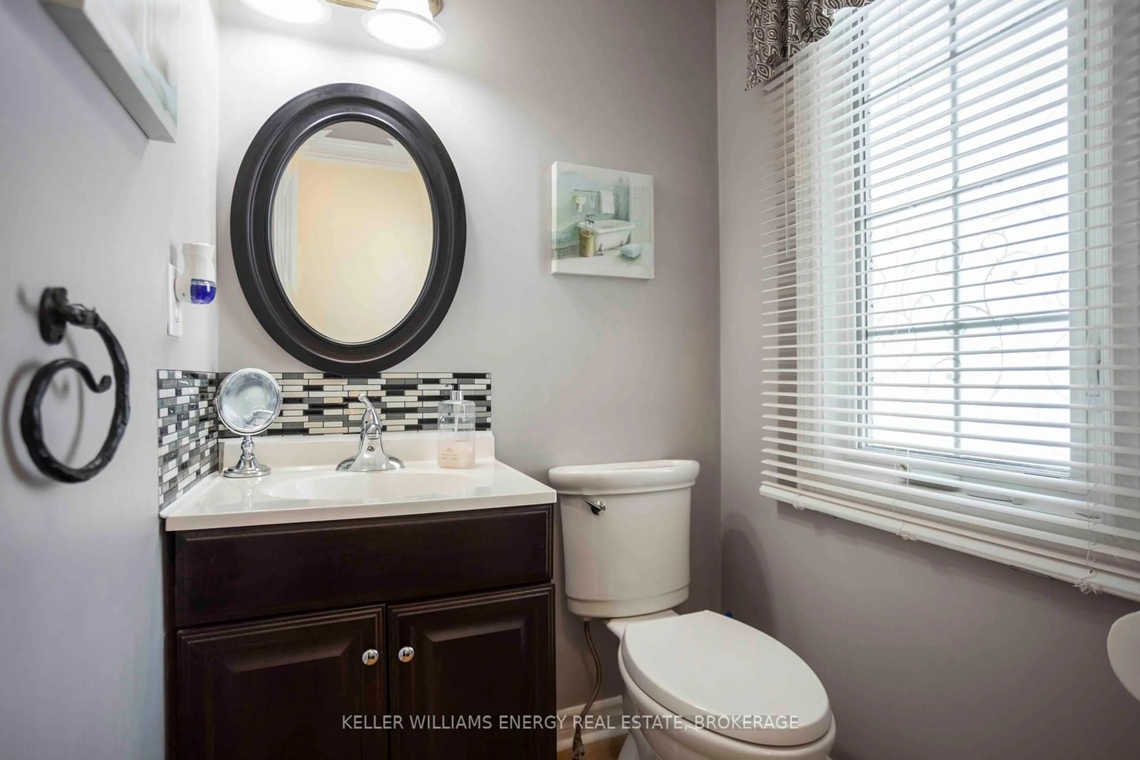 Standard bathroom, ceramic/tile floor for 10 Bassett Blvd #186, Whitby Ontario L1N 9C7