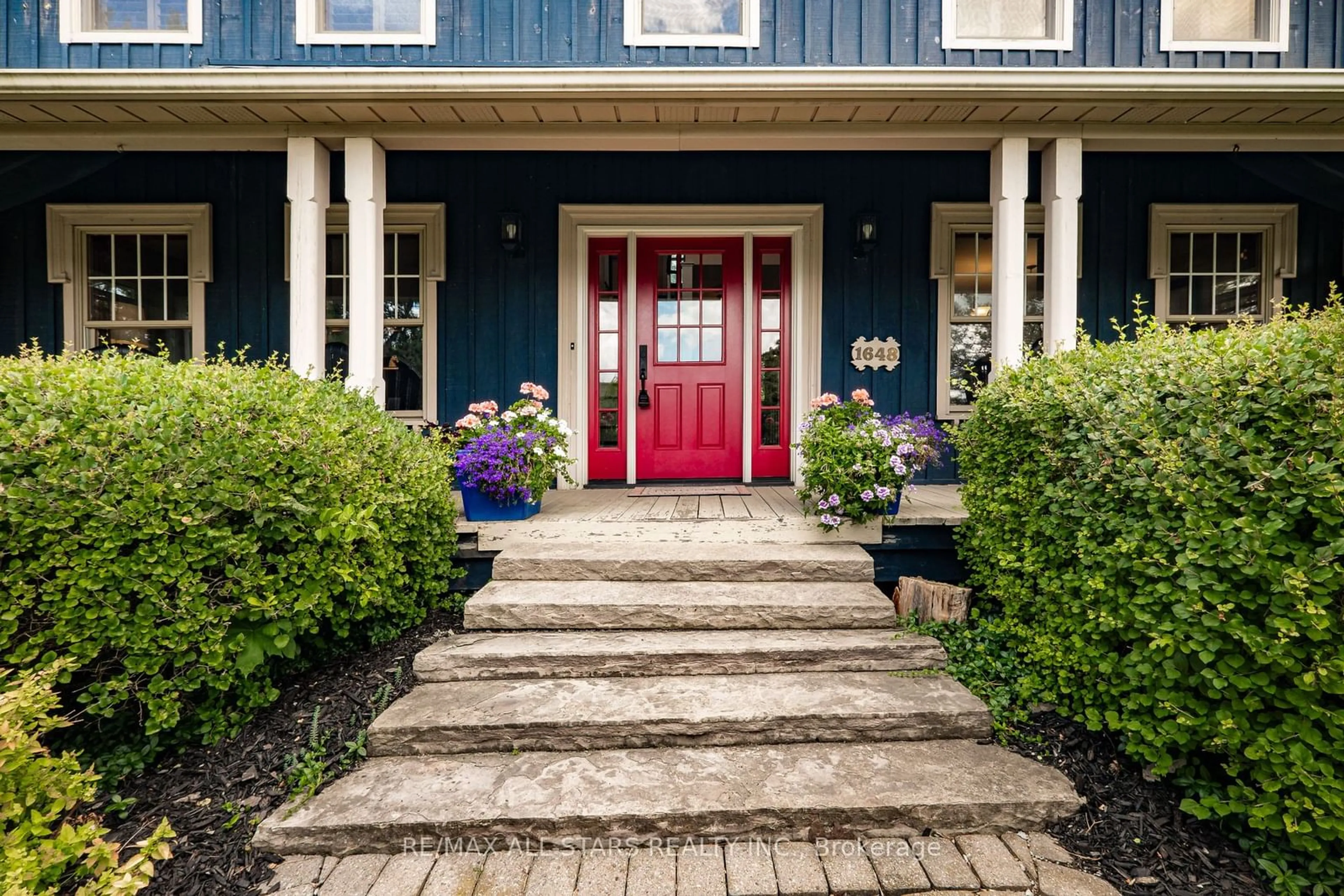 Indoor entryway for 1648 Acorn Lane, Pickering Ontario L1Y 1A7