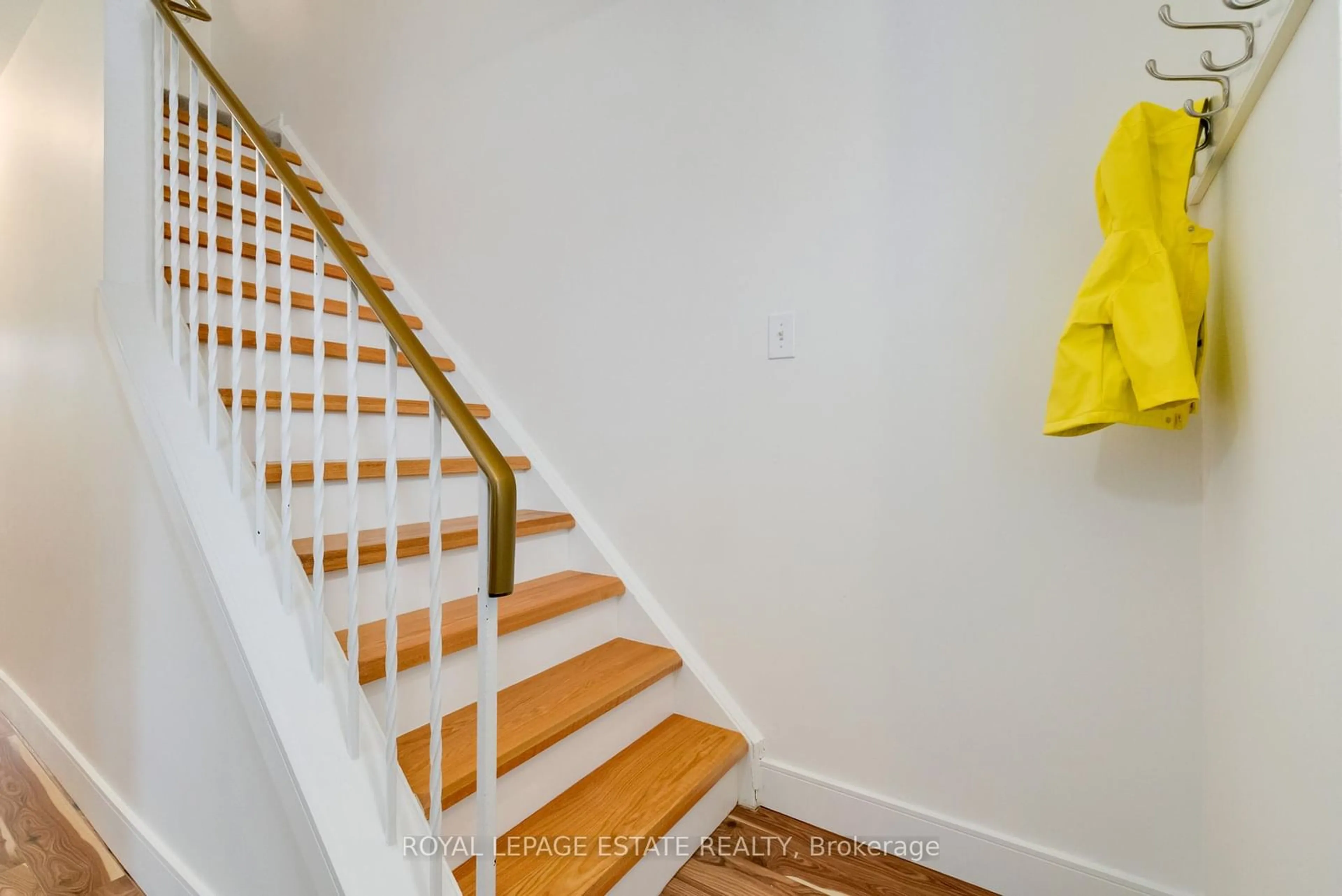 Stairs for 558 Lancelot Cres, Oshawa Ontario L1K 1K1