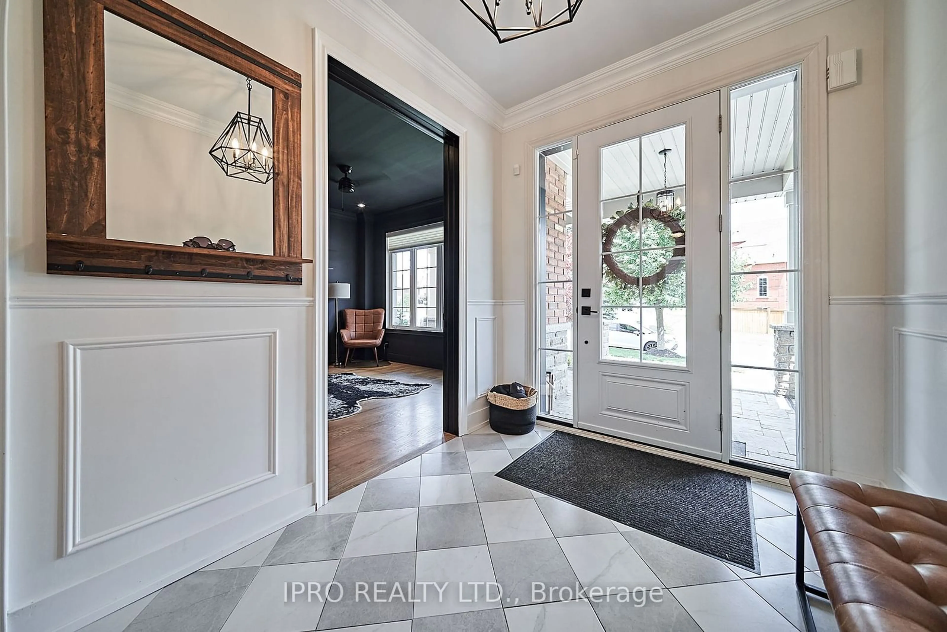 Indoor entryway for 2318 Canterbury Cres, Pickering Ontario L1X 2T5