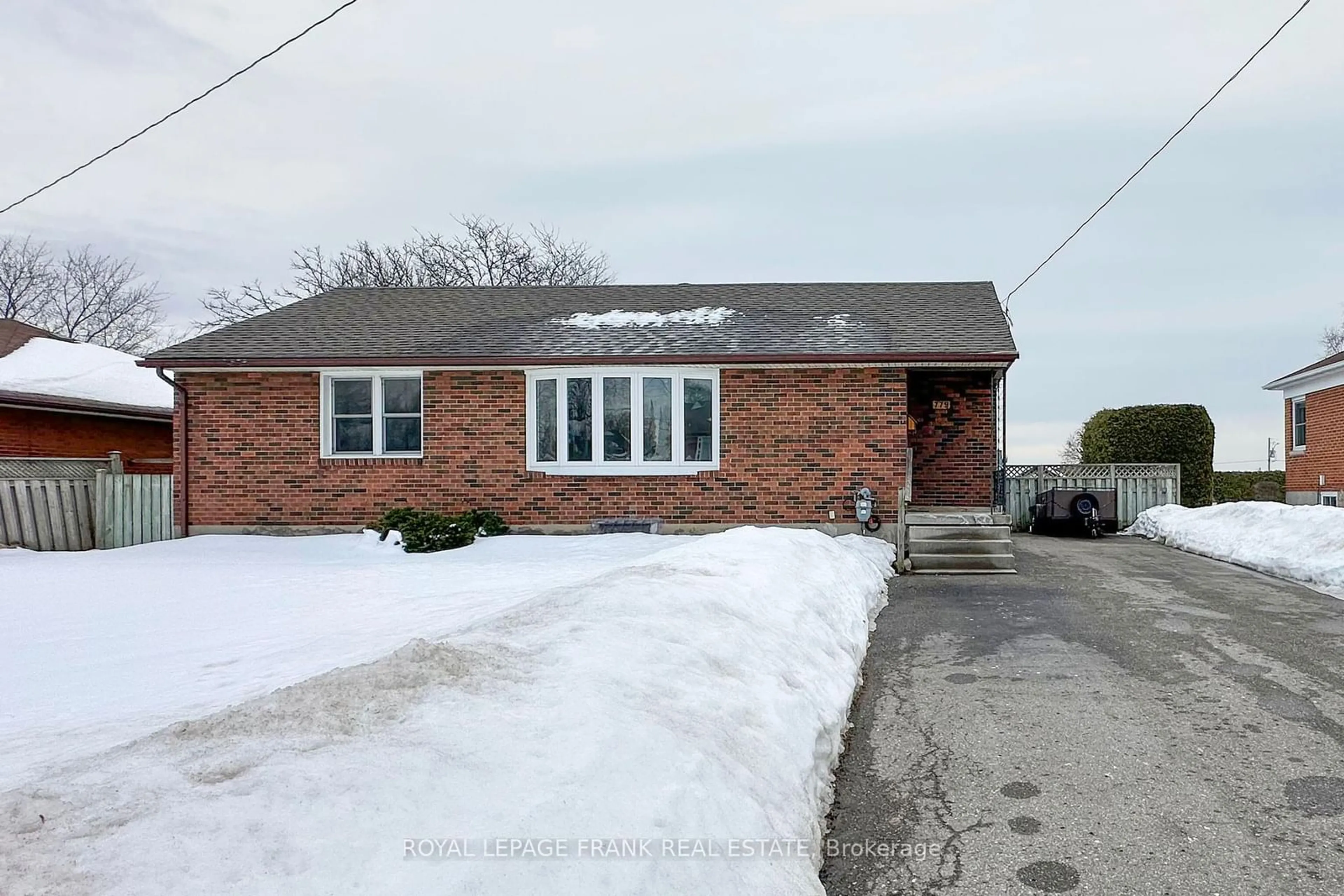 A pic from outside/outdoor area/front of a property/back of a property/a pic from drone, street for 779 Whitman Cres, Oshawa Ontario L1H 3L5