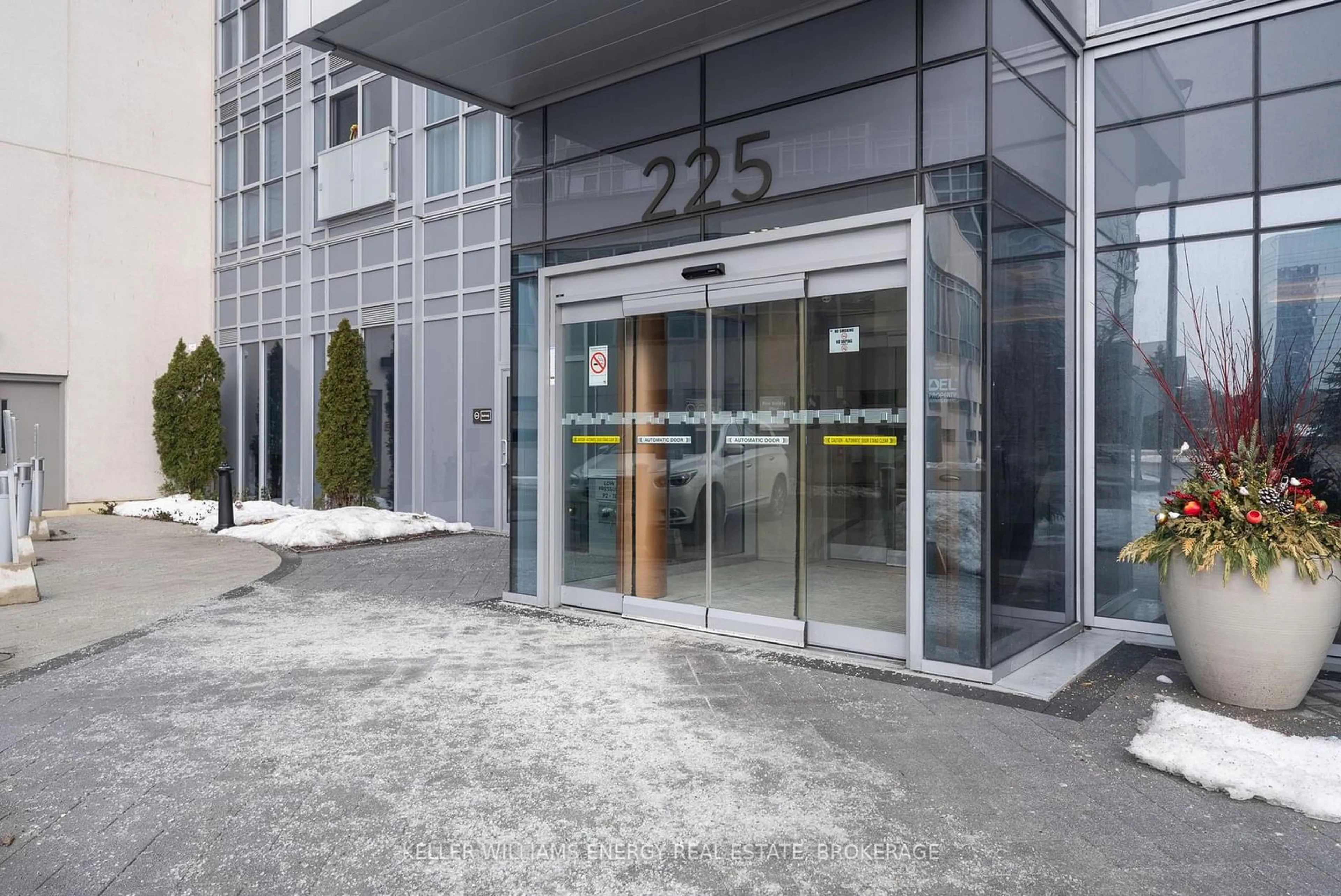 Indoor foyer for 225 Village Green Sq #805, Toronto Ontario M1S 0N4