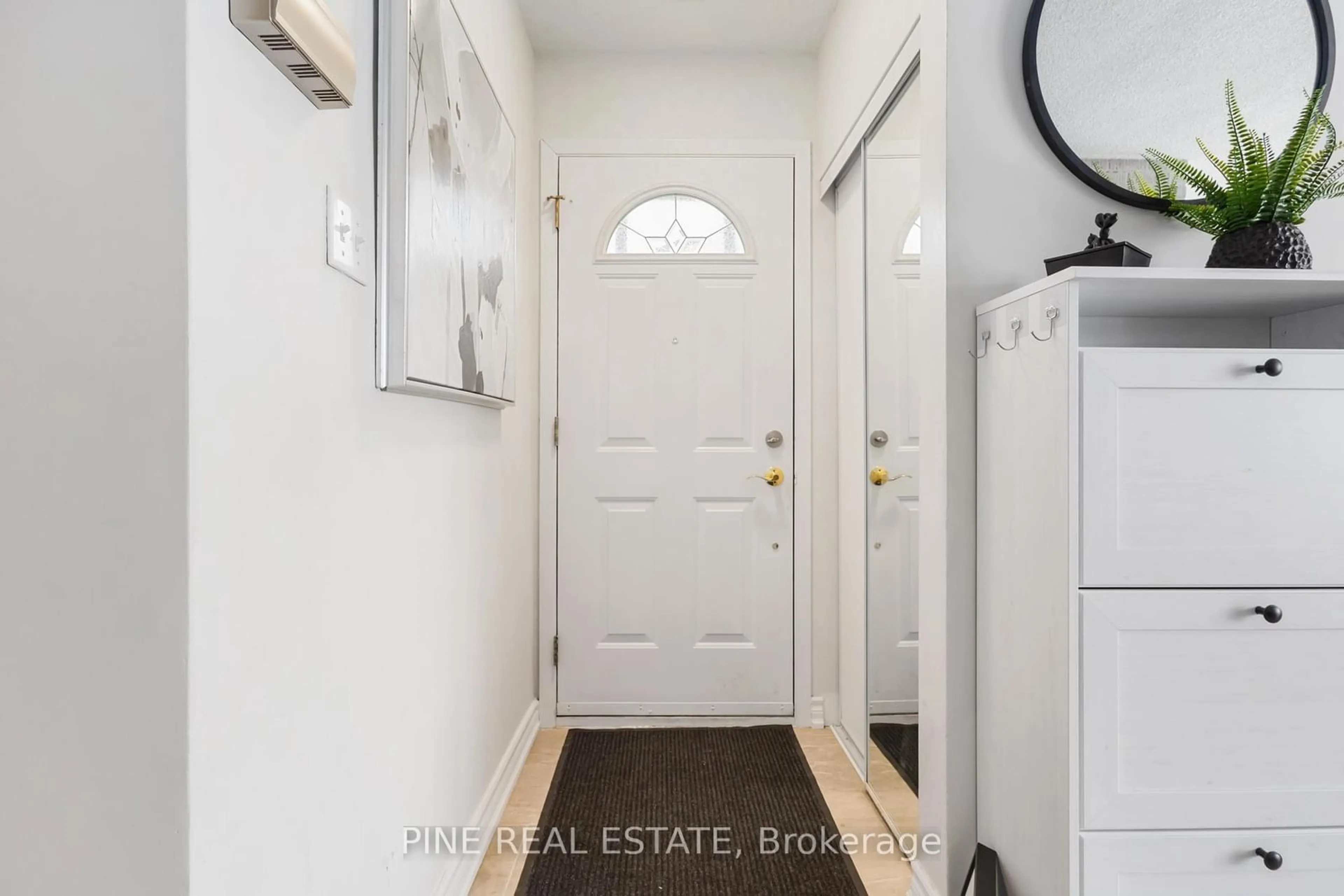 Indoor entryway for 190 Ellendale Dr, Toronto Ontario M1P 1P4