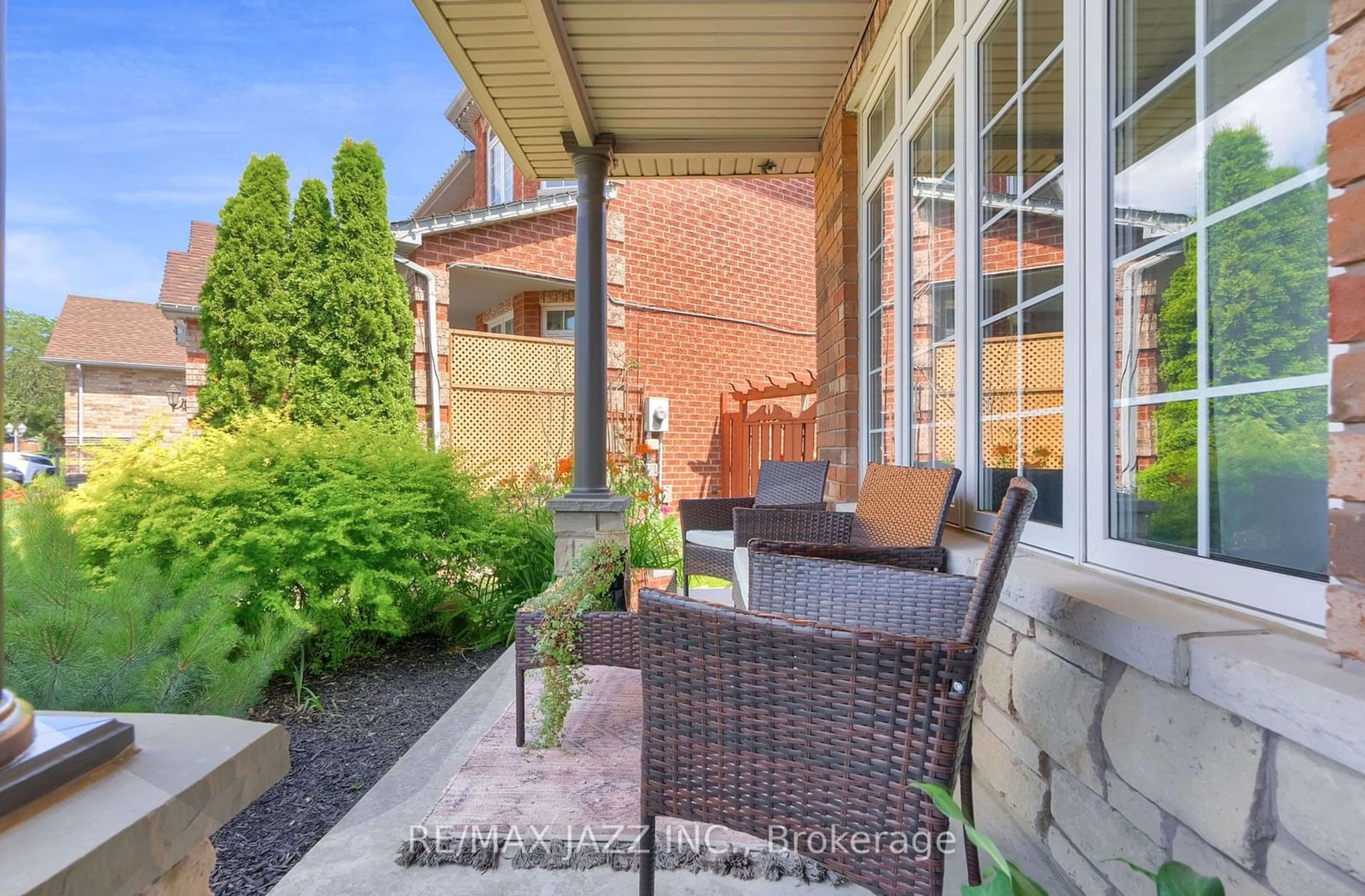 Patio, street for 37 Bridle Crt, Clarington Ontario L1E 2B1