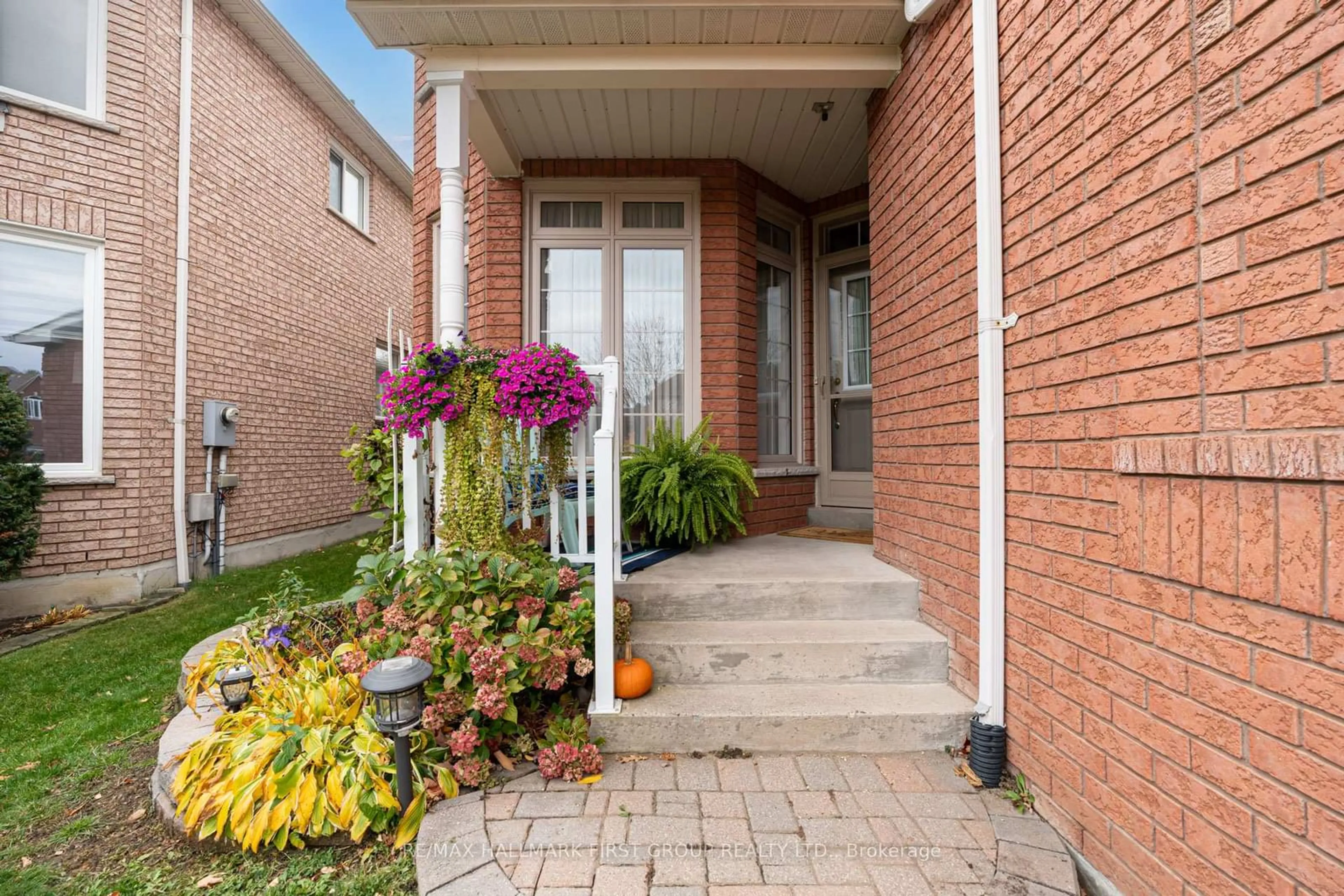 Home with brick exterior material, street for 1750 Autumn Cres, Pickering Ontario L1V 6X3