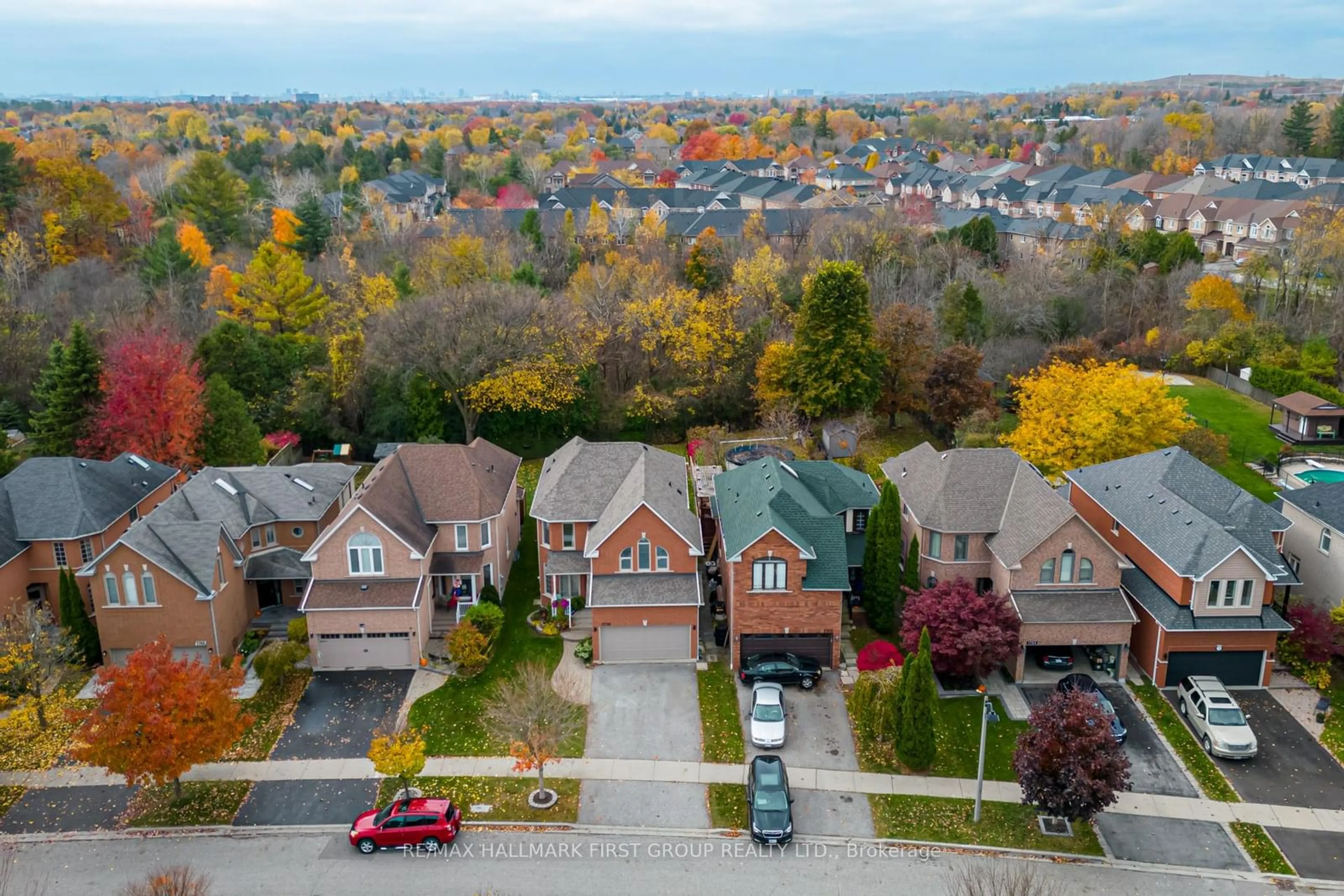 A pic from outside/outdoor area/front of a property/back of a property/a pic from drone, street for 1750 Autumn Cres, Pickering Ontario L1V 6X3