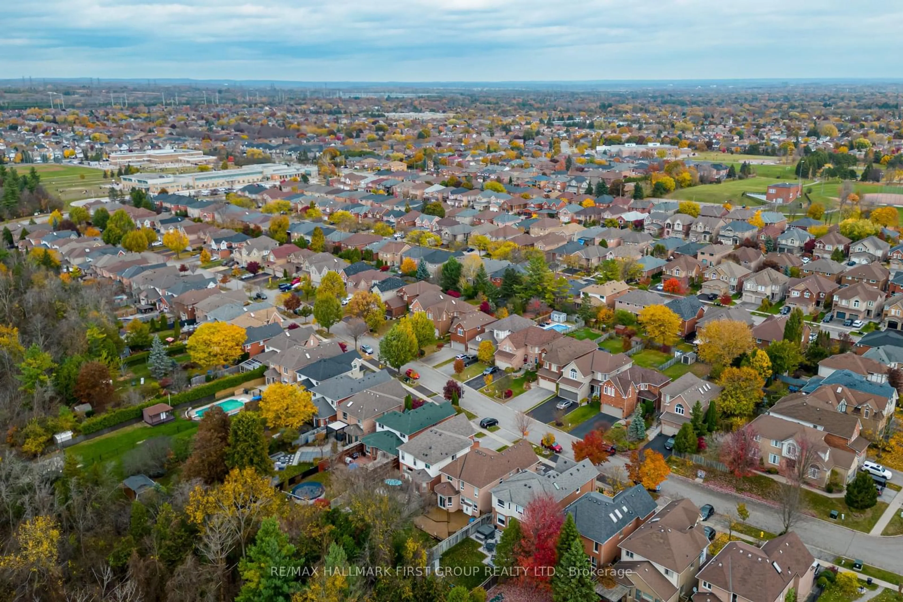 A pic from outside/outdoor area/front of a property/back of a property/a pic from drone, street for 1750 Autumn Cres, Pickering Ontario L1V 6X3