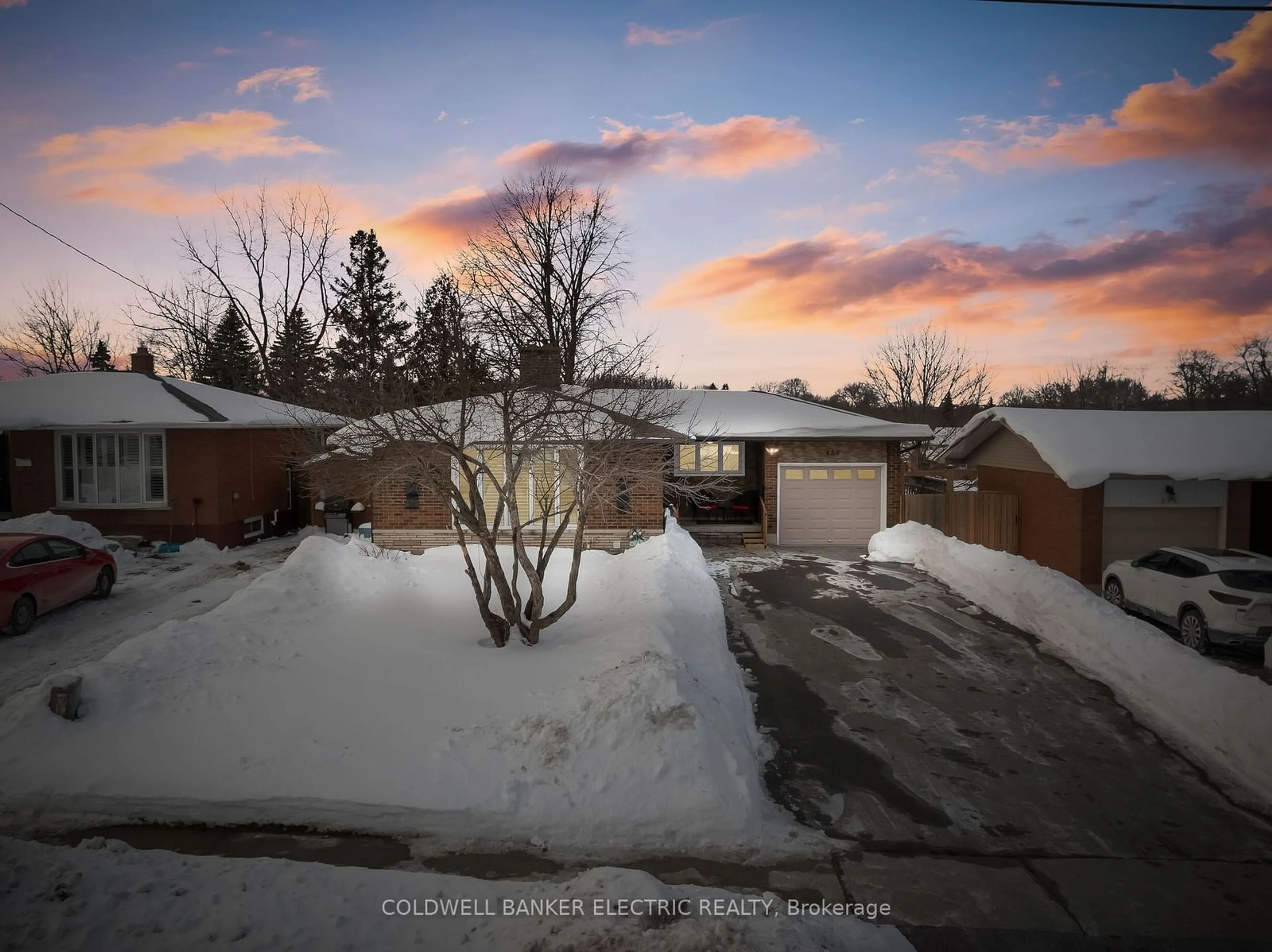 A pic from outside/outdoor area/front of a property/back of a property/a pic from drone, street for 454 Adelaide Ave, Oshawa Ontario L1G 2A3