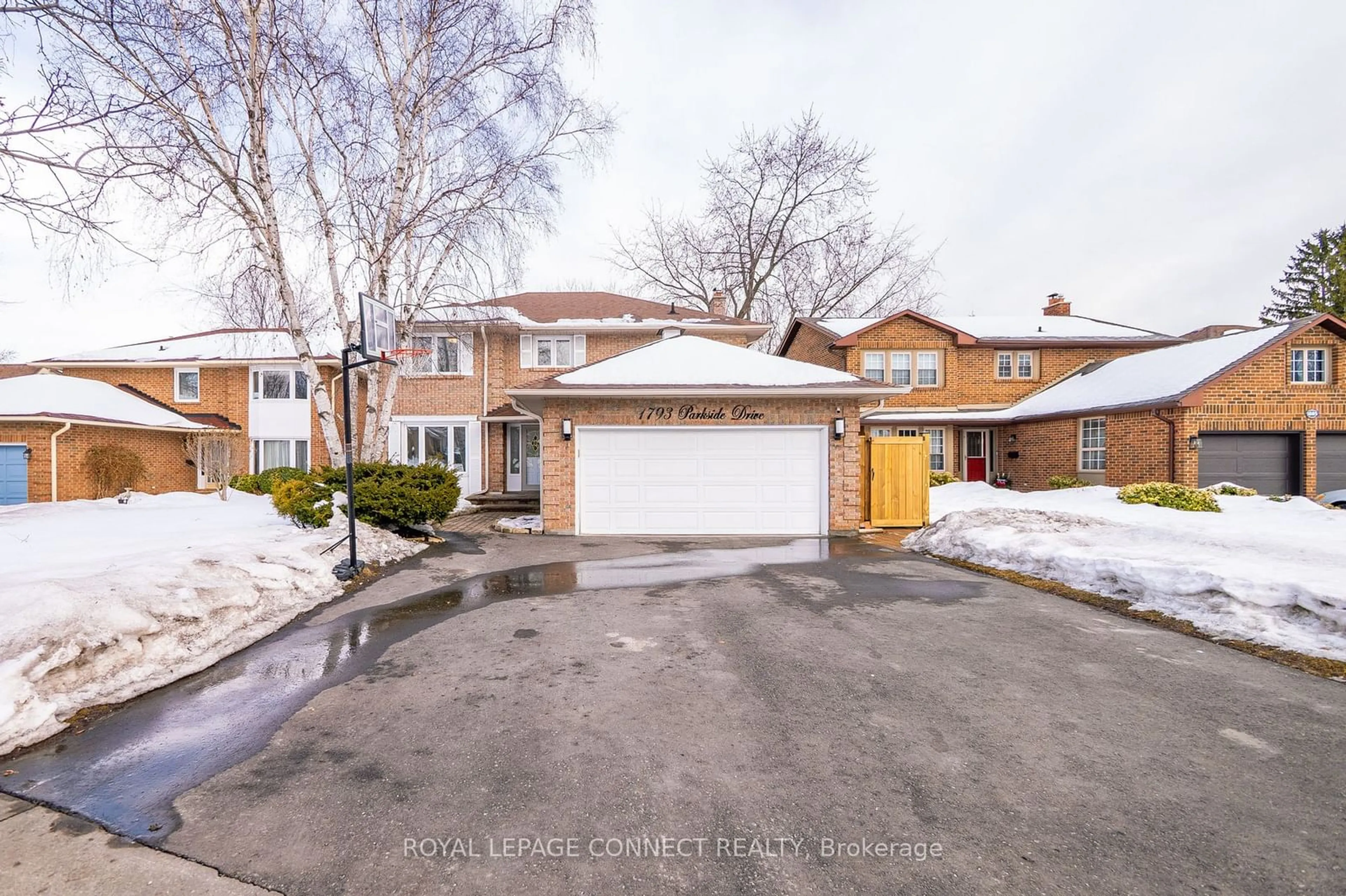 A pic from outside/outdoor area/front of a property/back of a property/a pic from drone, street for 1793 Parkside Dr, Pickering Ontario L1V 3N9