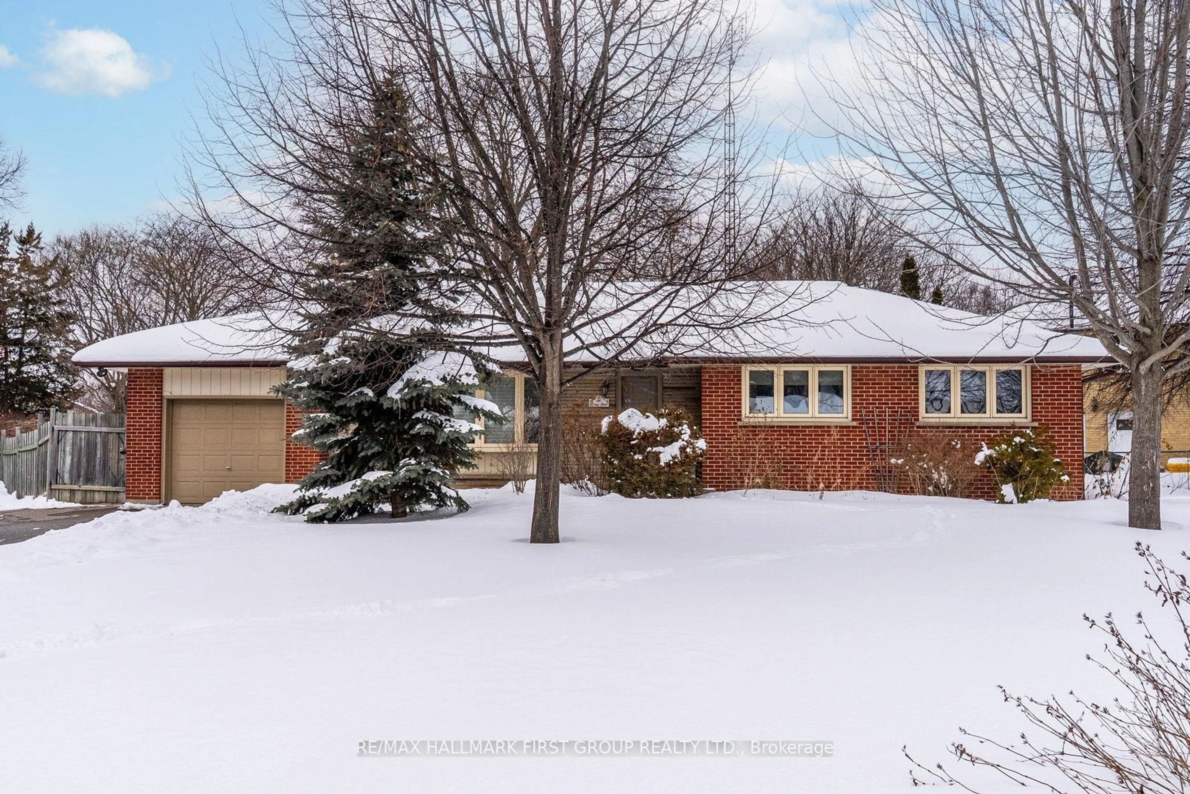 A pic from outside/outdoor area/front of a property/back of a property/a pic from drone, street for 810 Henry St, Whitby Ontario L1N 5E3