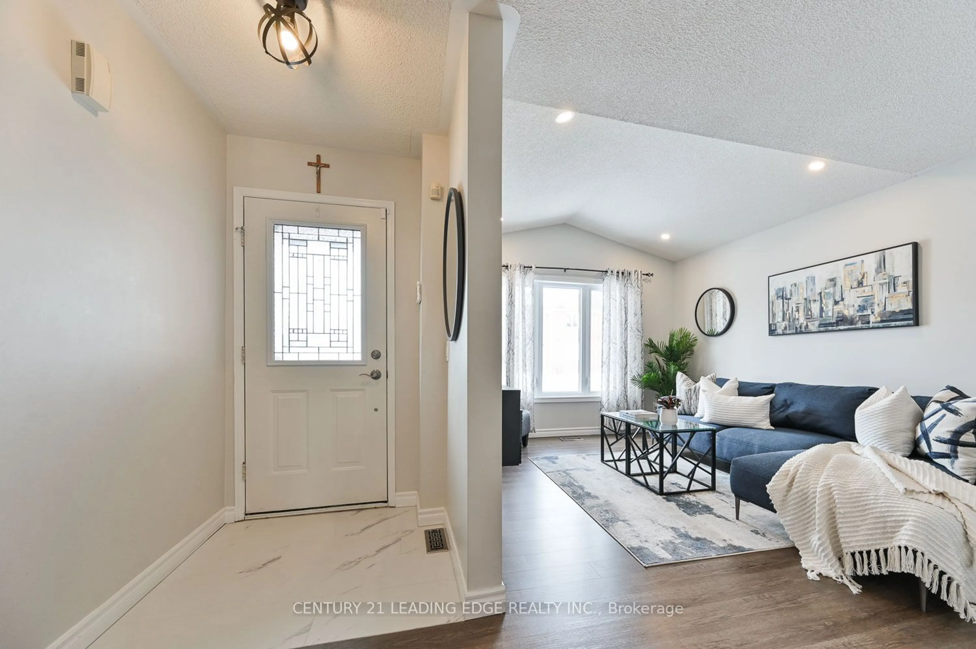 Indoor entryway for 1616 Arcadia Sq, Pickering Ontario L1V 6W3