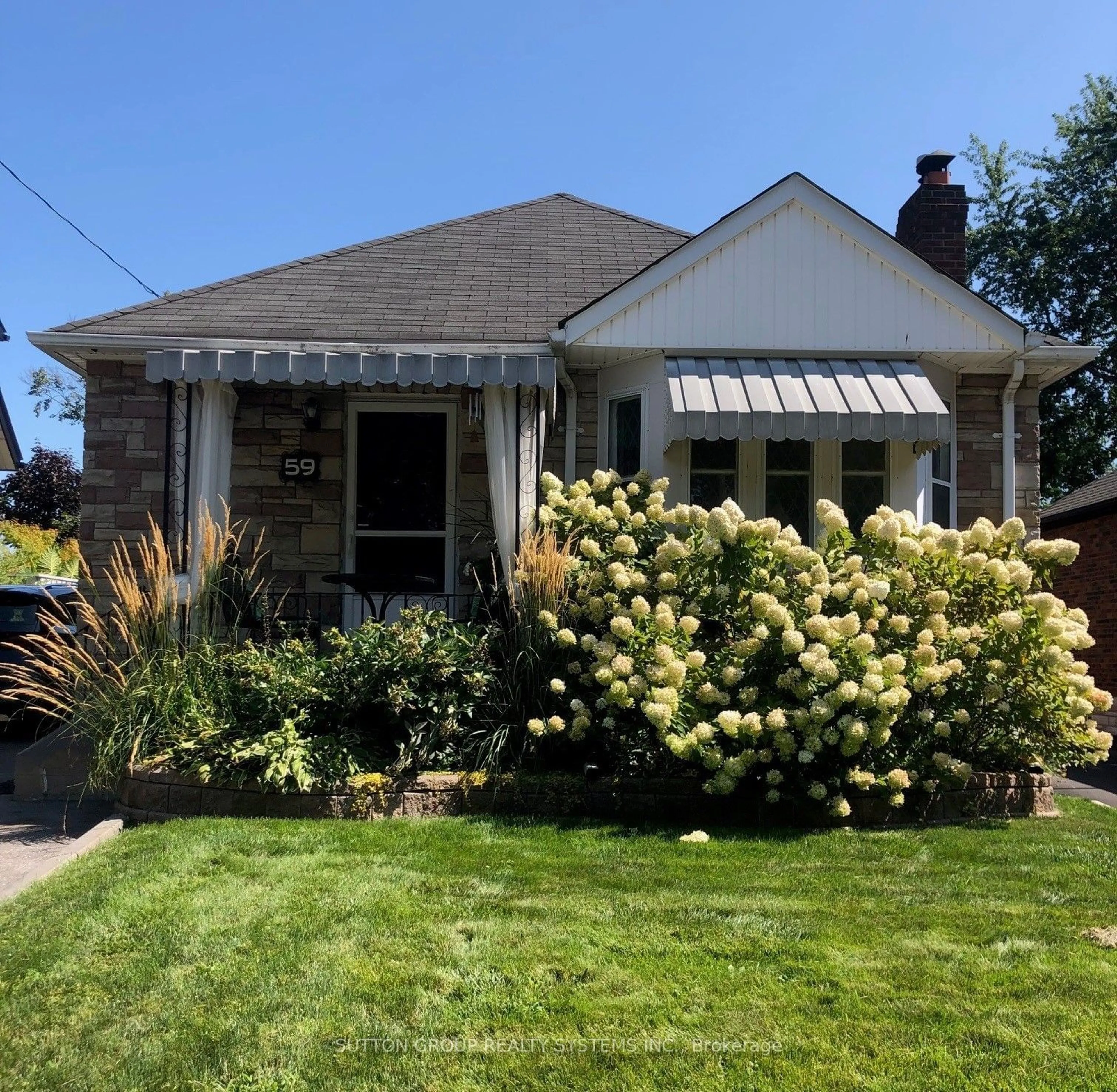 Home with vinyl exterior material, street for 59 Cadillac Ave, Oshawa Ontario L1H 5Z3