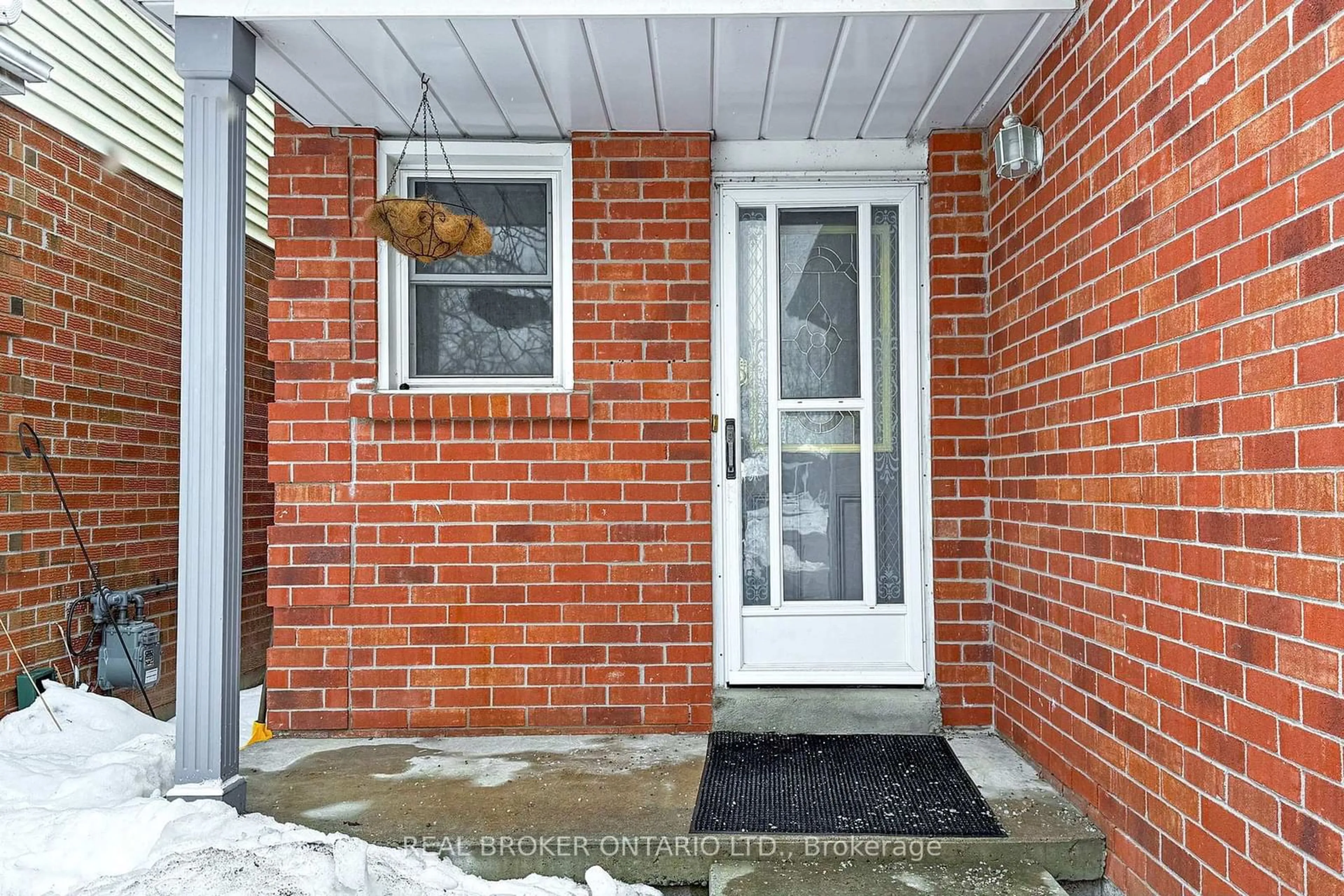 Indoor entryway for 21 Prout Dr, Clarington Ontario L1C 4A3