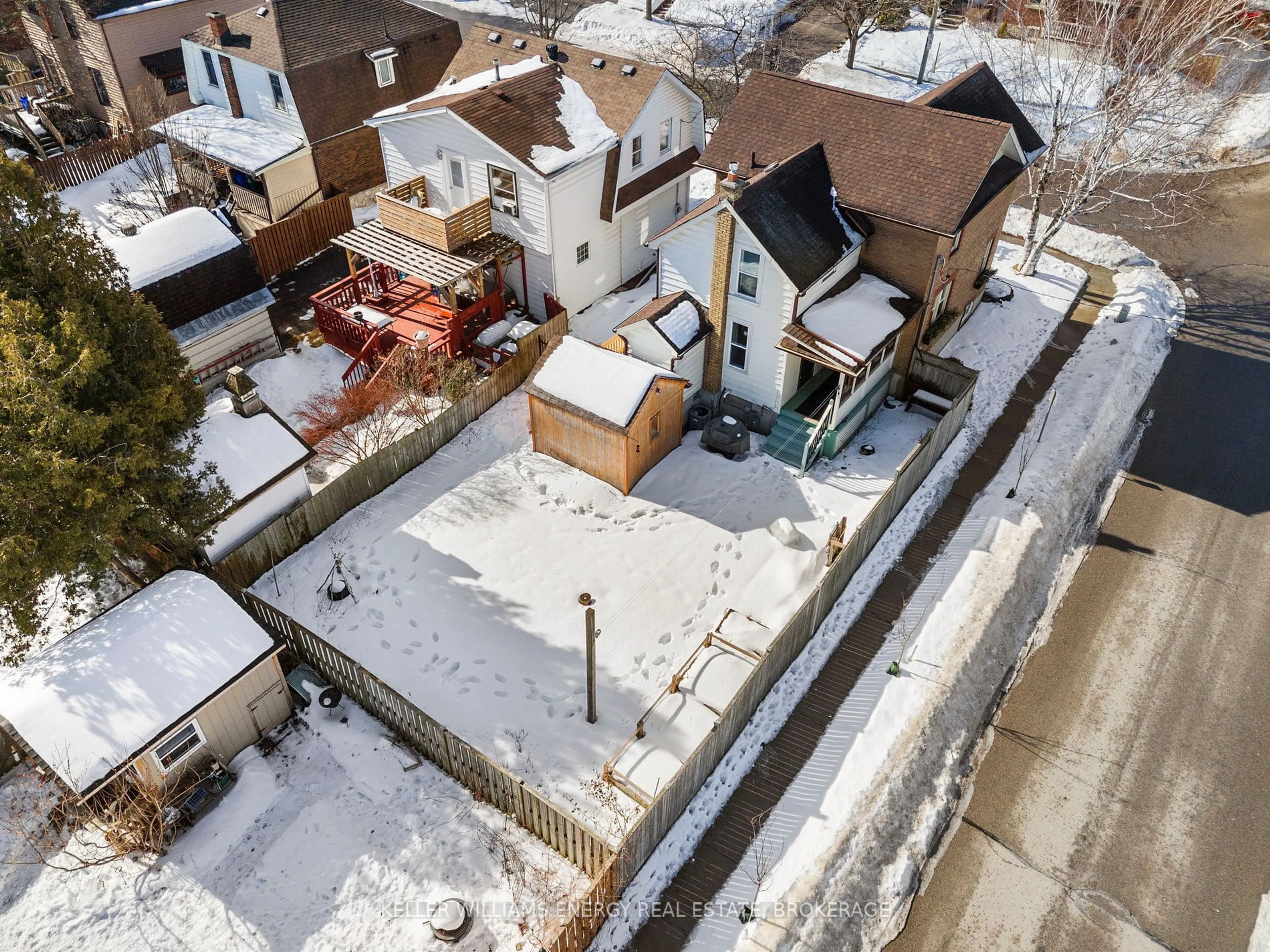 A pic from outside/outdoor area/front of a property/back of a property/a pic from drone, street for 335 Kingsdale Ave, Oshawa Ontario L1G 5H3