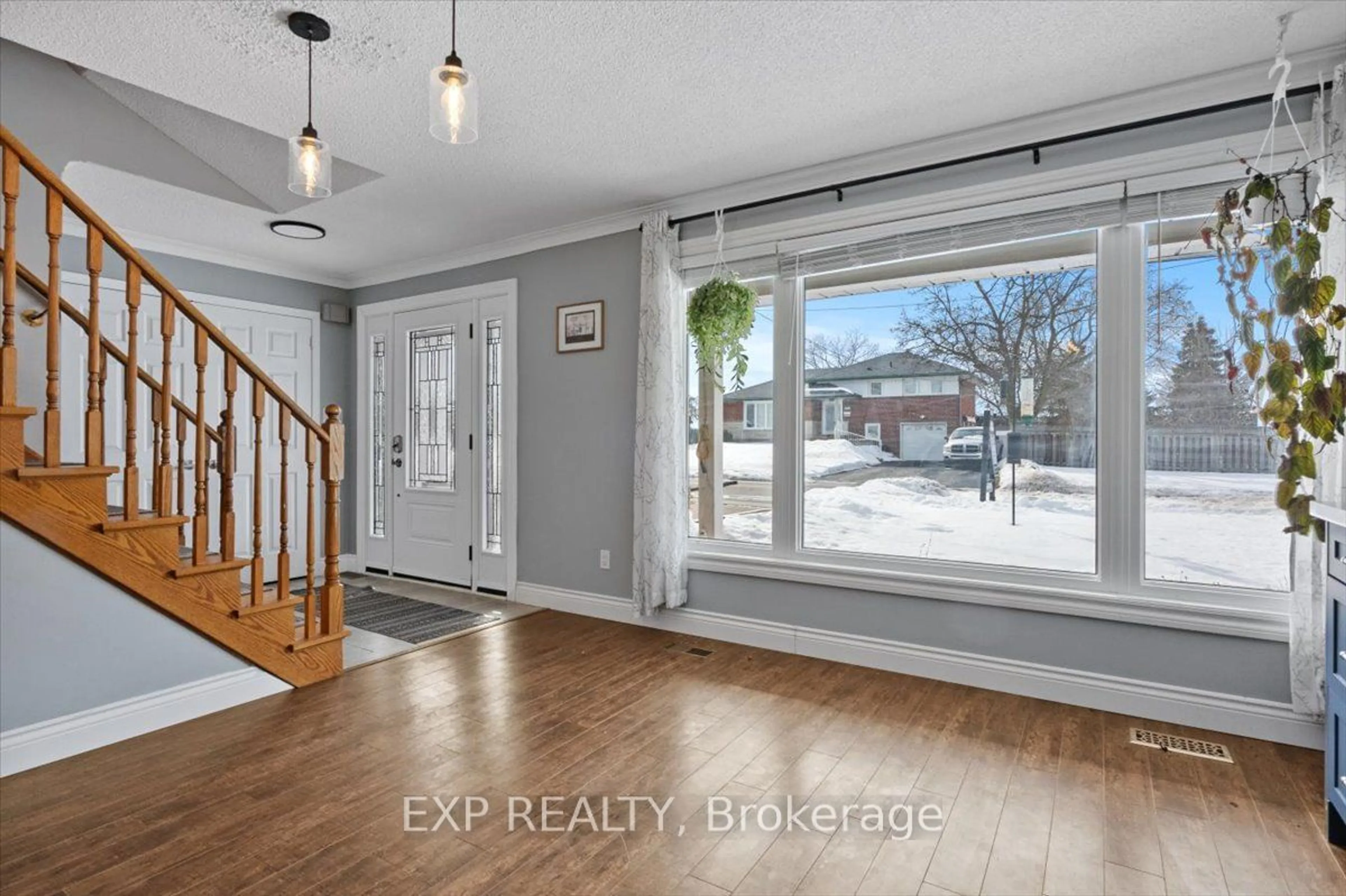 Indoor entryway for 203 Stewart St, Whitby Ontario L1N 3V2