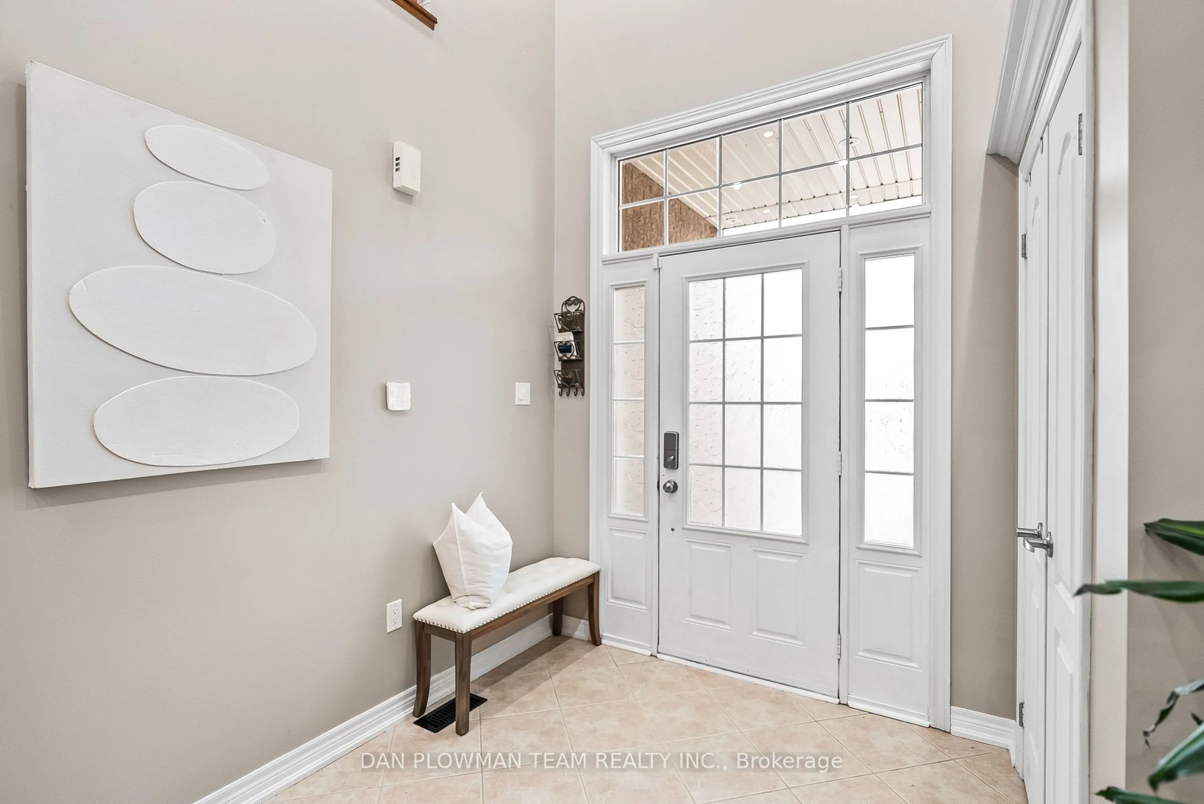 Indoor entryway for 3065 Trulls Rd, Clarington Ontario L1E 2L1