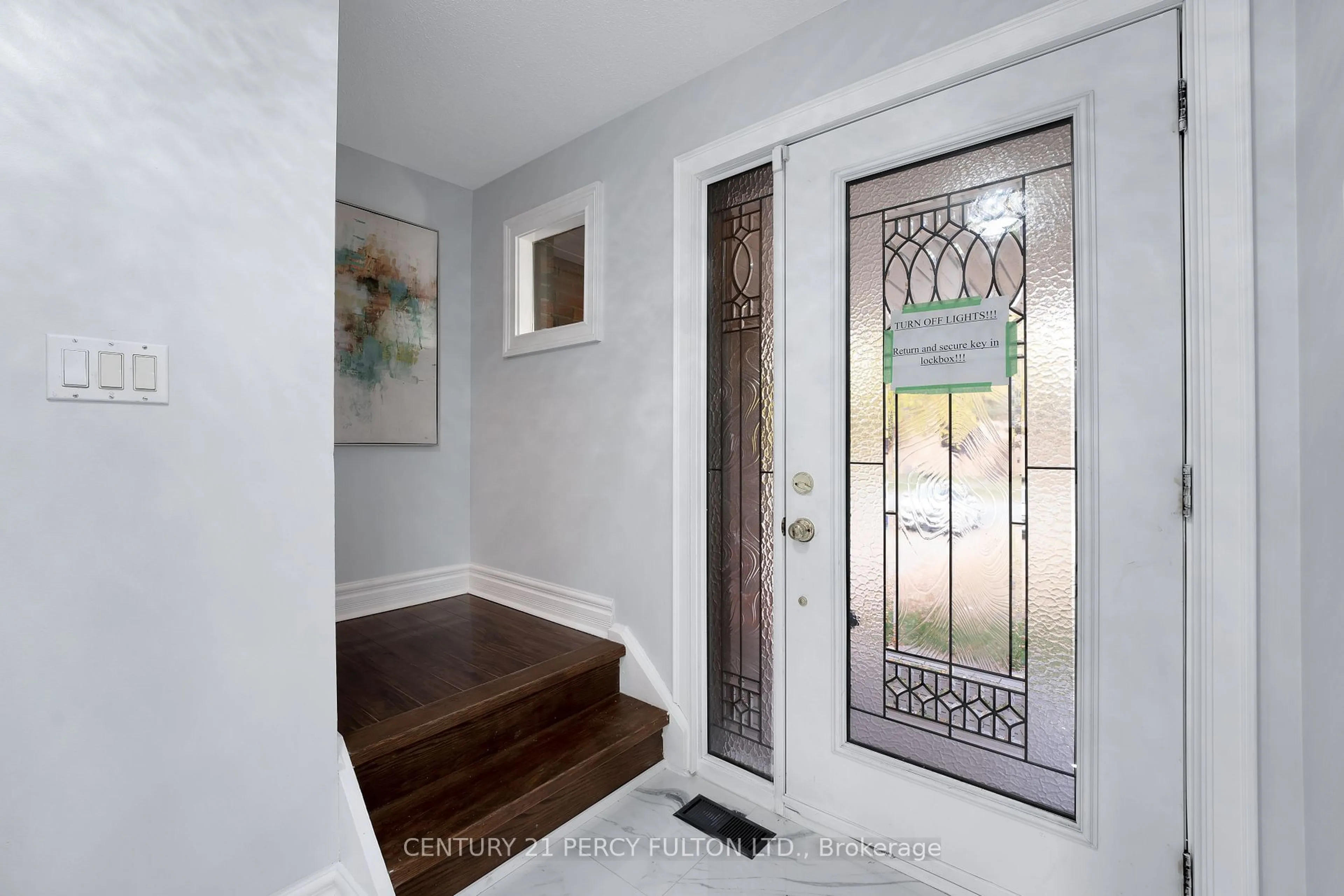 Indoor entryway for 1994 Fairport Rd, Pickering Ontario L1V 1T6