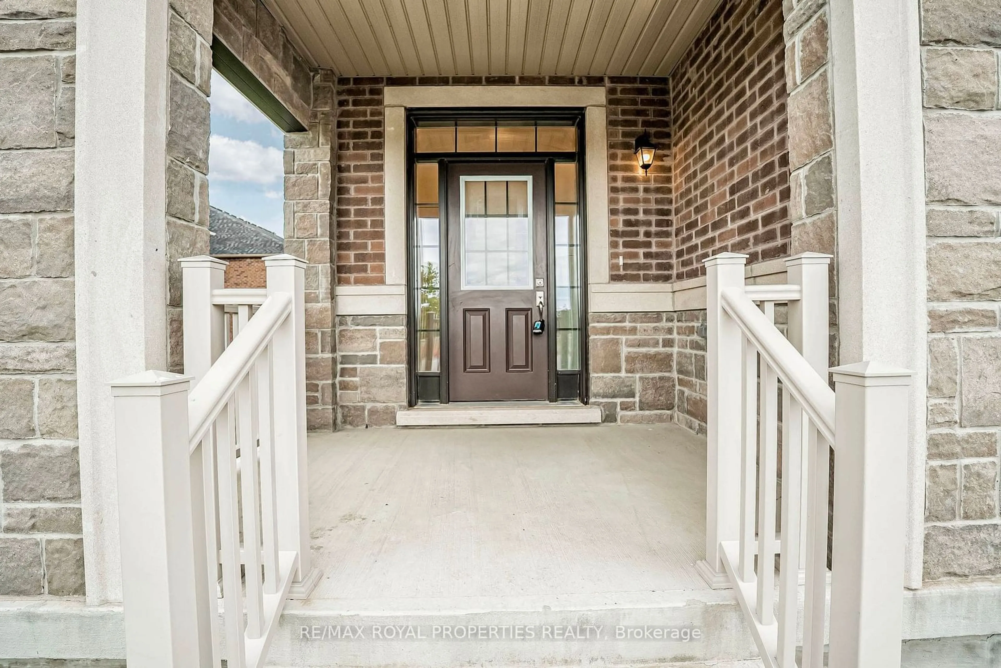 Indoor entryway for 416 Coronation Rd, Whitby Ontario L1P 0K1