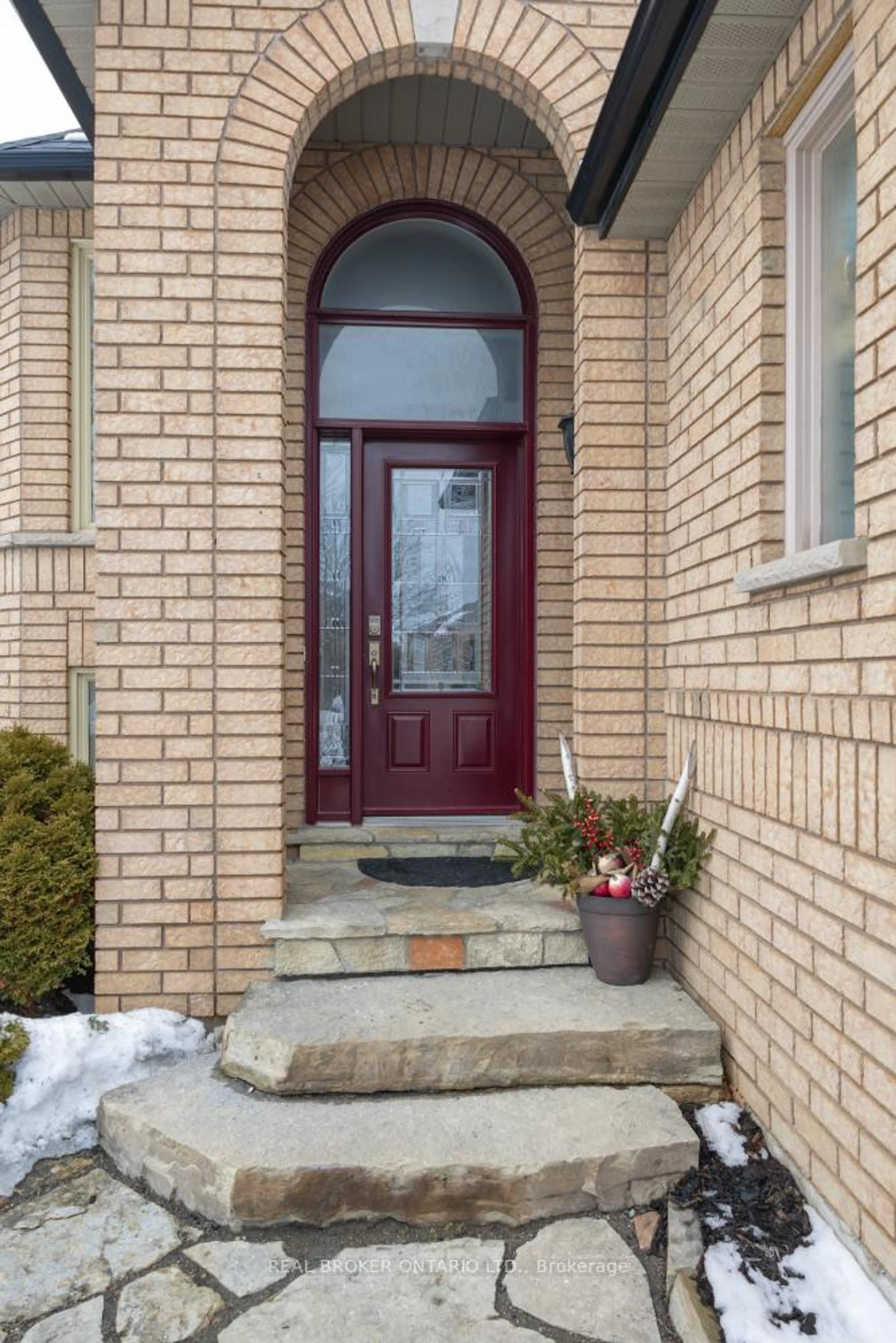 Indoor entryway for 44 Goodwin Ave, Clarington Ontario L1C 4Z5