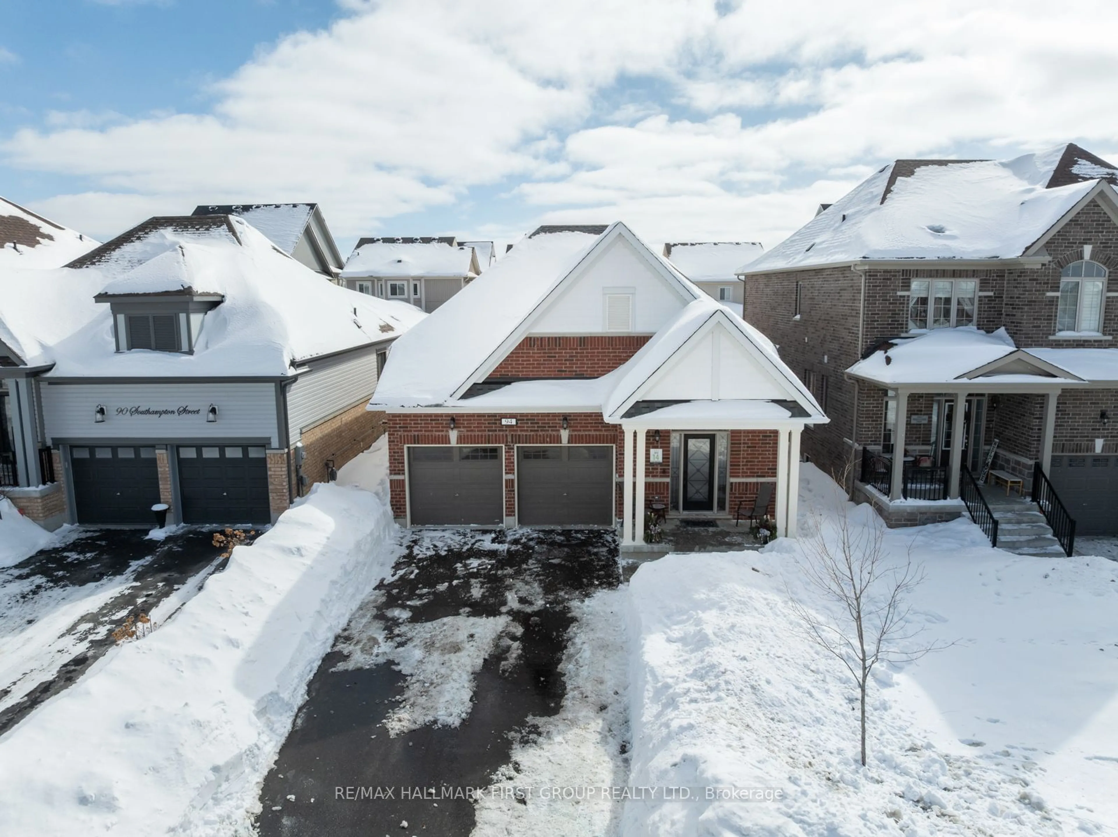 A pic from outside/outdoor area/front of a property/back of a property/a pic from drone, street for 94 Southampton St, Scugog Ontario L9L 2E5