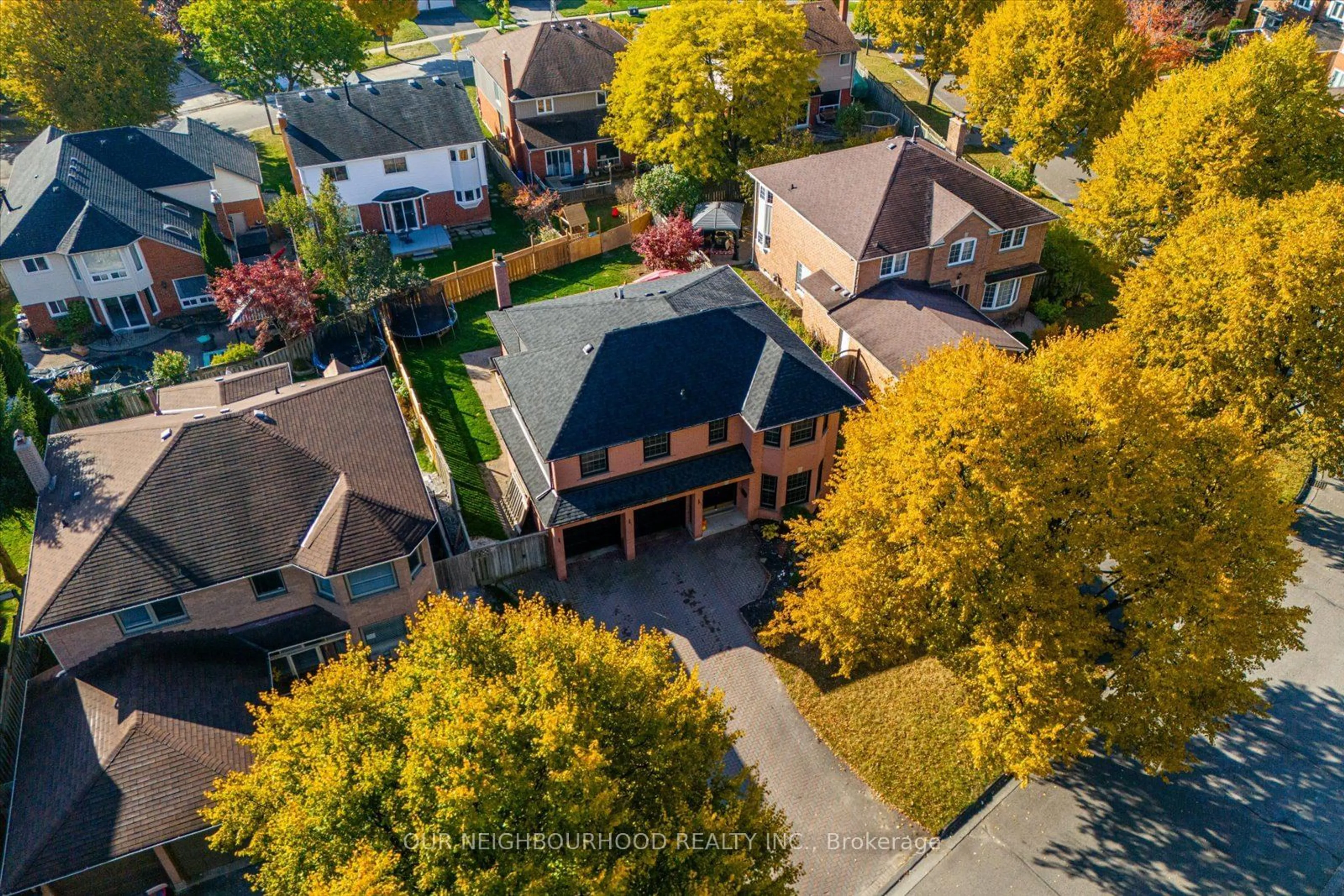 A pic from outside/outdoor area/front of a property/back of a property/a pic from drone, street for 890 Royal Orchard Dr, Oshawa Ontario L1K 2A1