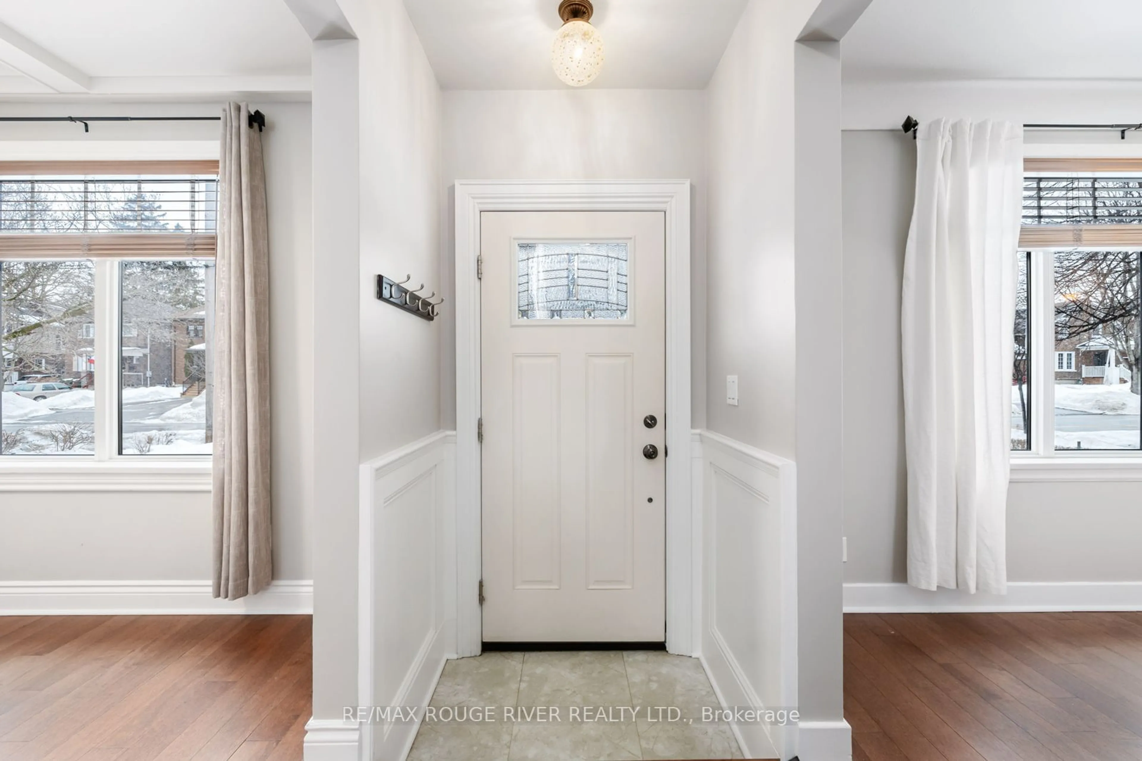 Indoor entryway for 551 Mary St, Oshawa Ontario L1G 5E6