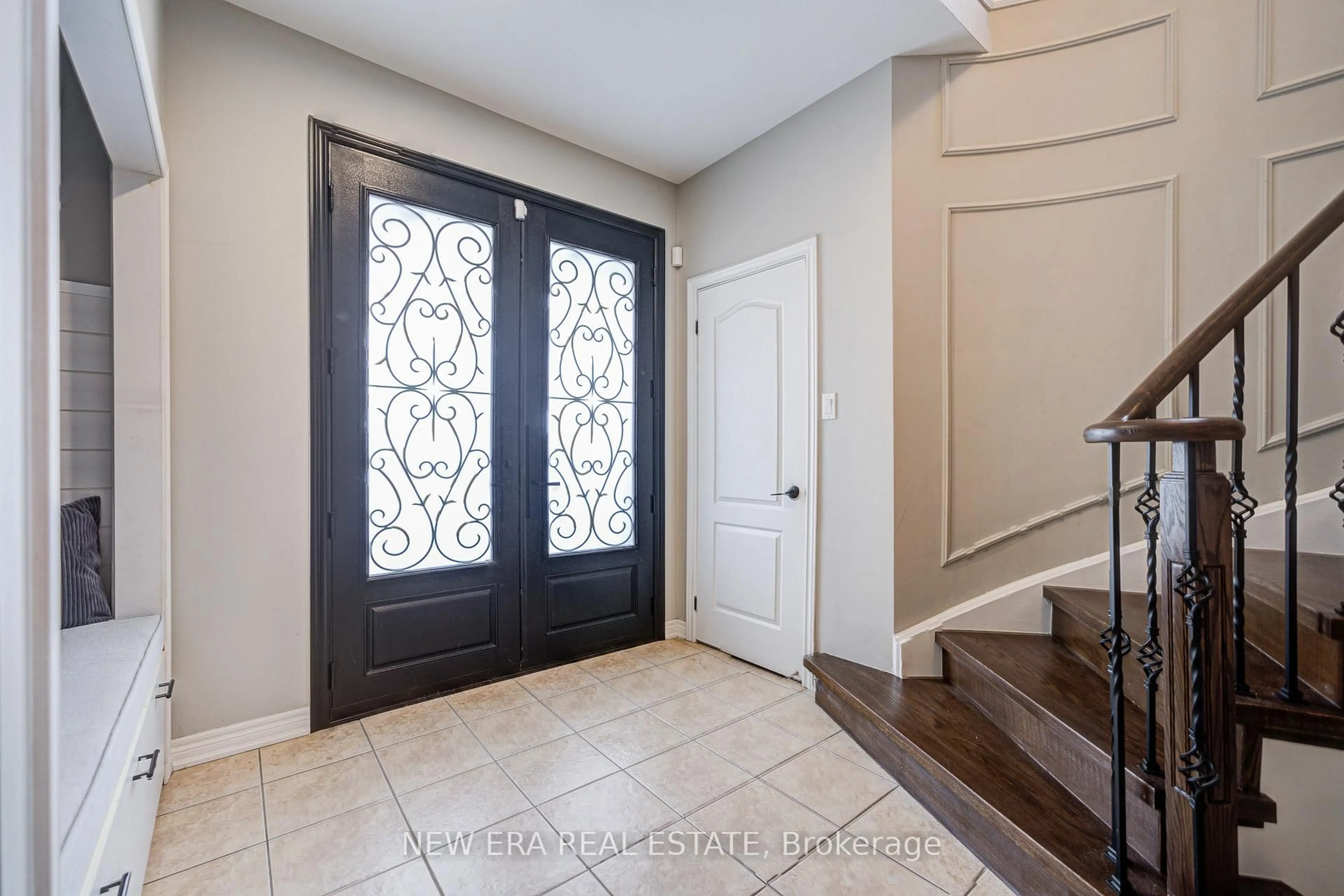 Indoor entryway for 43 Sleepy Hollow Pl, Whitby Ontario L1R 0E6