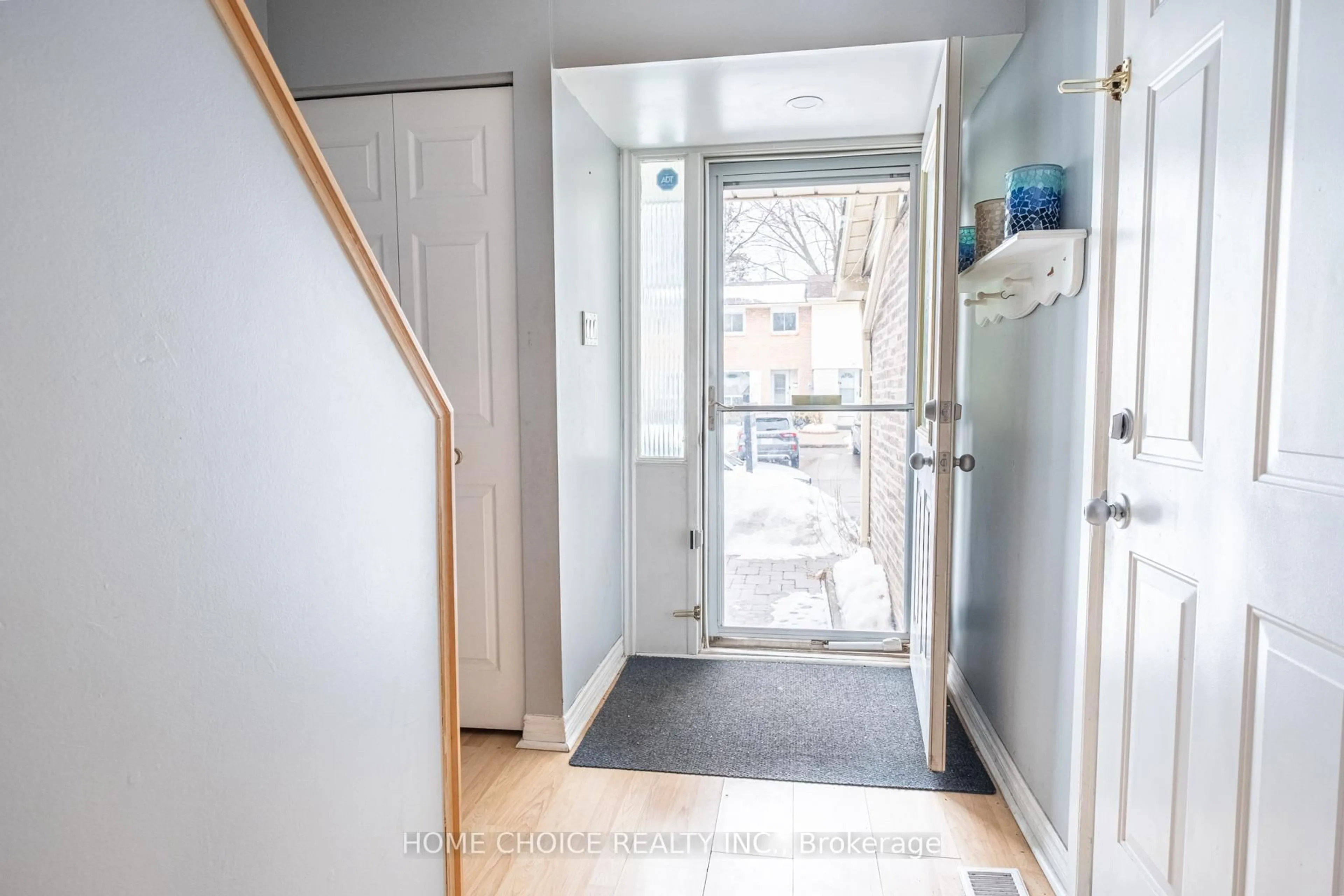 Indoor entryway for 611 Galahad Dr #83, Oshawa Ontario L1K 1M1