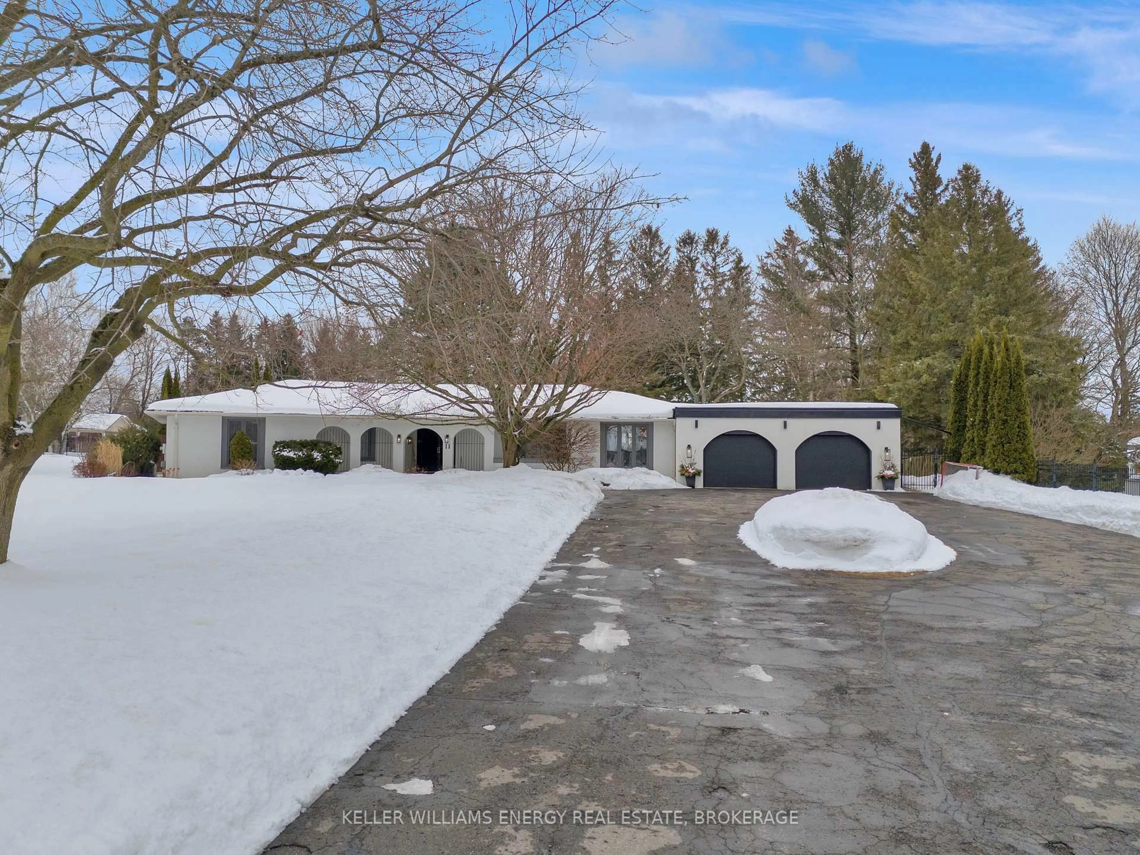 A pic from outside/outdoor area/front of a property/back of a property/a pic from drone, unknown for 11 Glenlaura Cres, Whitby Ontario L0B 1A0