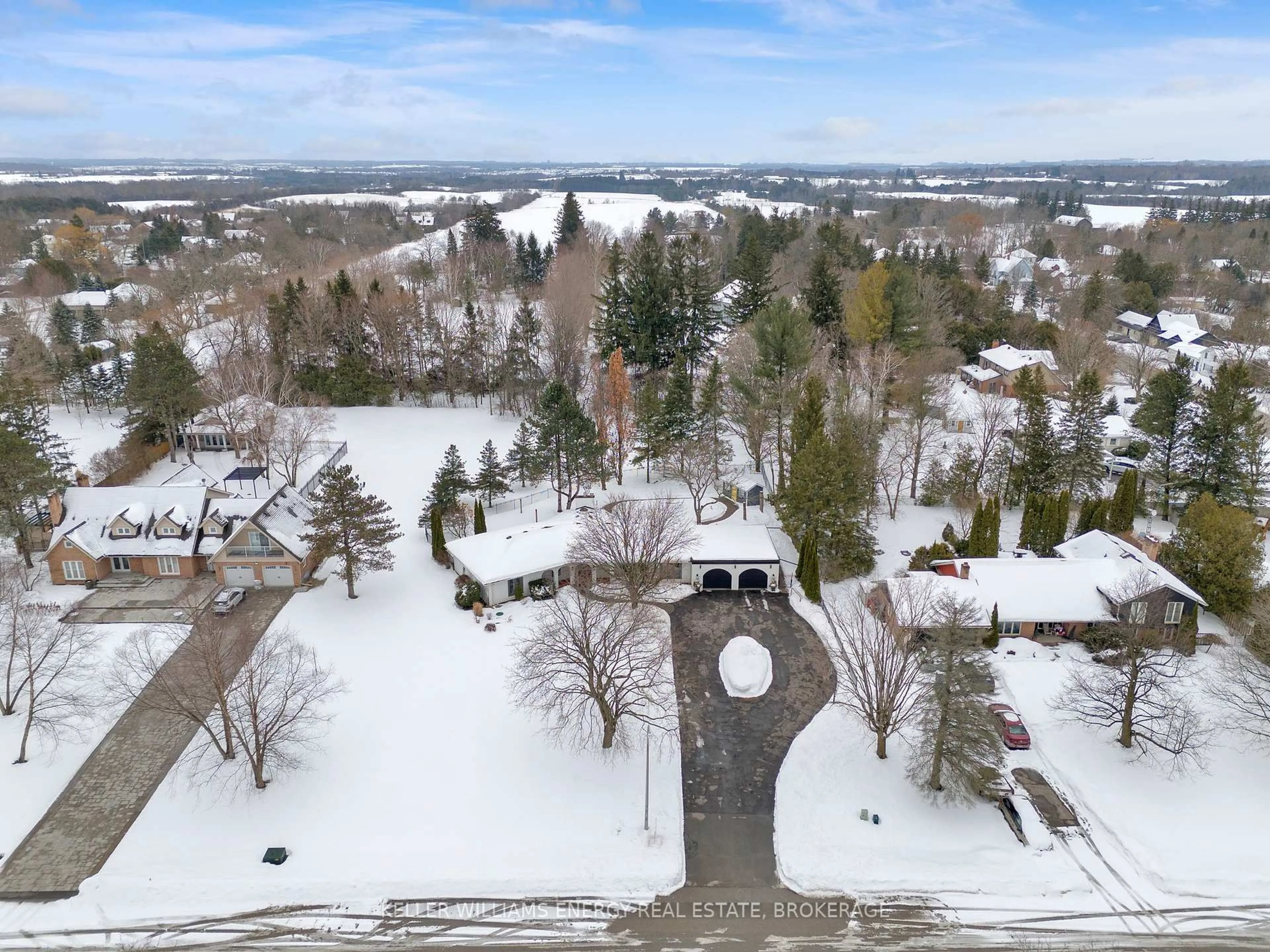 A pic from outside/outdoor area/front of a property/back of a property/a pic from drone, unknown for 11 Glenlaura Cres, Whitby Ontario L0B 1A0