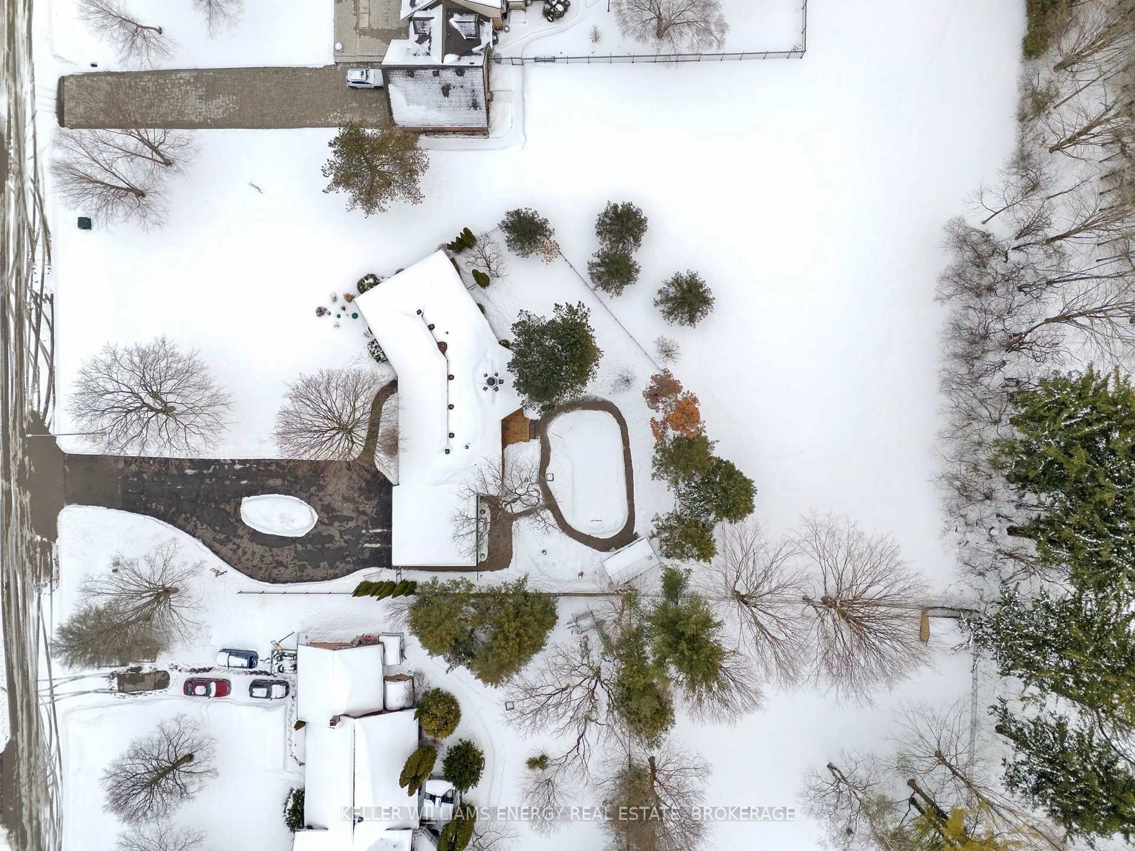 A pic from outside/outdoor area/front of a property/back of a property/a pic from drone, street for 11 Glenlaura Cres, Whitby Ontario L0B 1A0