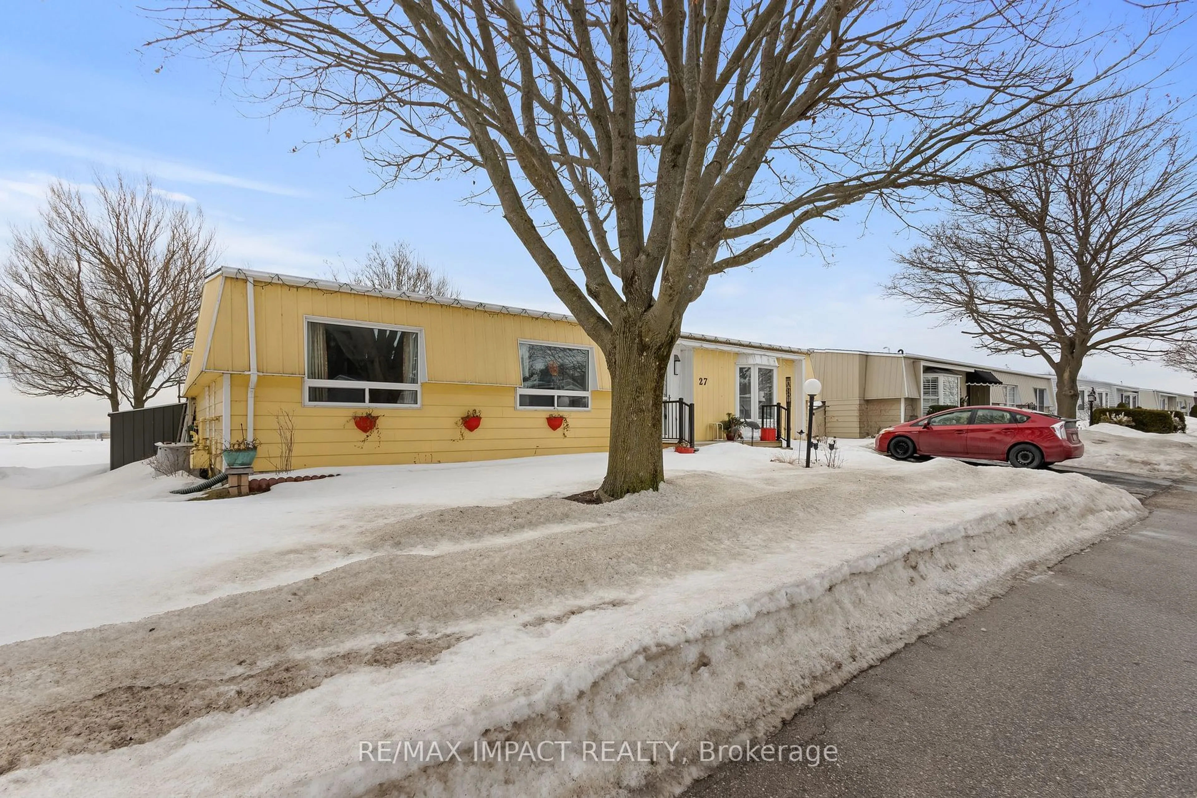 A pic from outside/outdoor area/front of a property/back of a property/a pic from drone, building for 27 Wilmot Tr, Clarington Ontario L1B 1A1