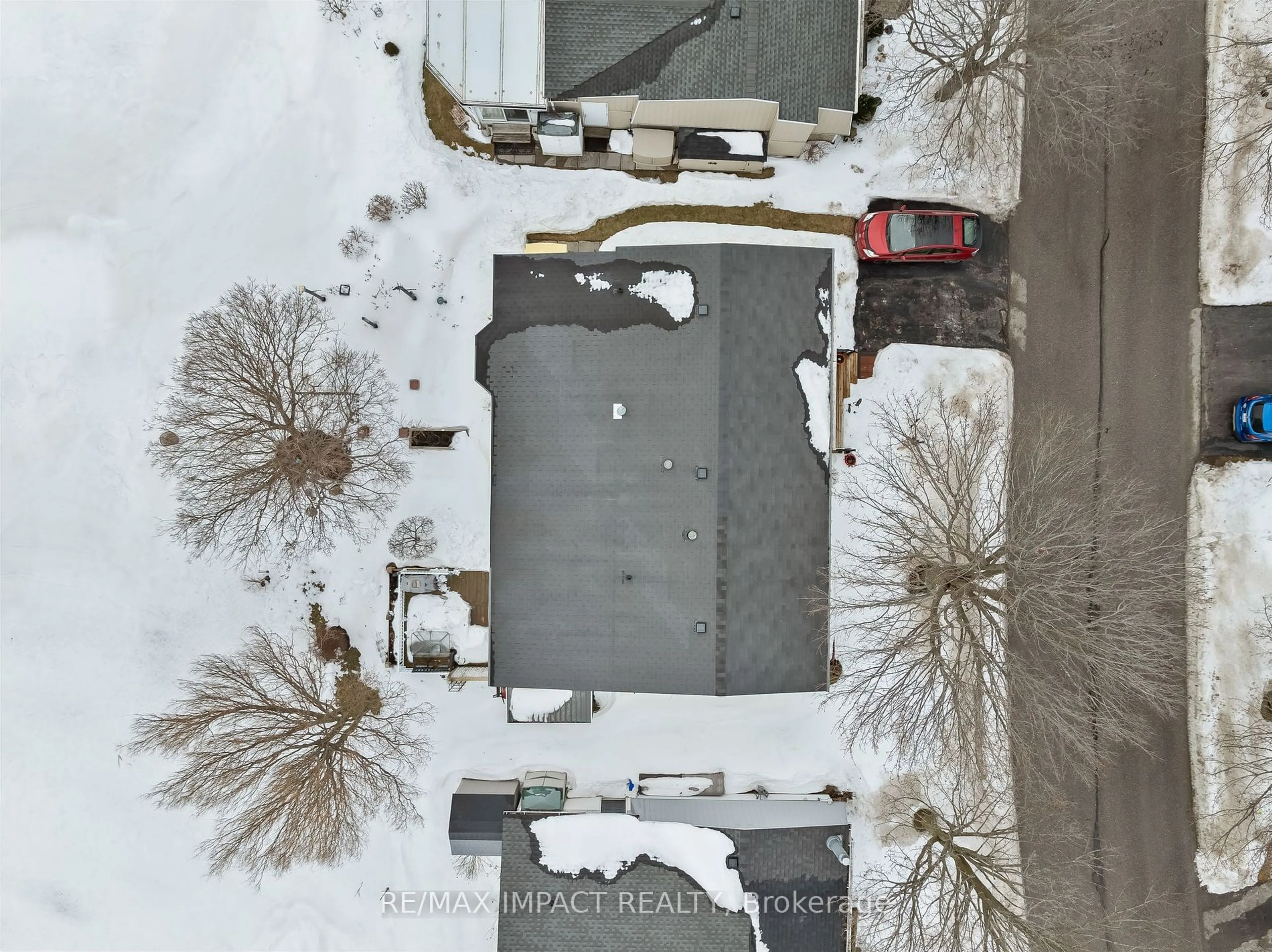 A pic from outside/outdoor area/front of a property/back of a property/a pic from drone, street for 27 Wilmot Tr, Clarington Ontario L1B 1A1