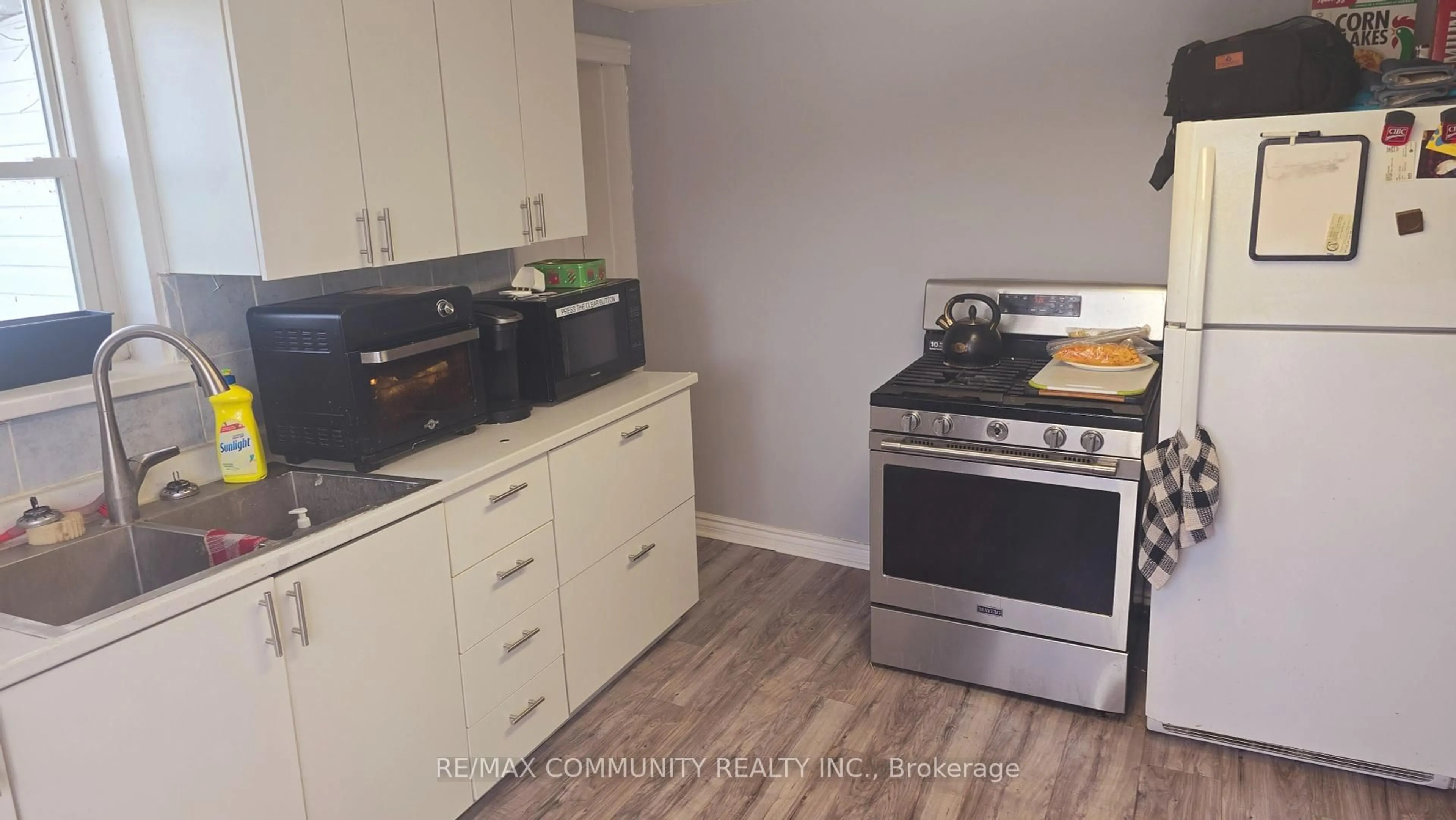 Standard kitchen, wood/laminate floor for 2462 Rundle Rd, Clarington Ontario L1C 6X9