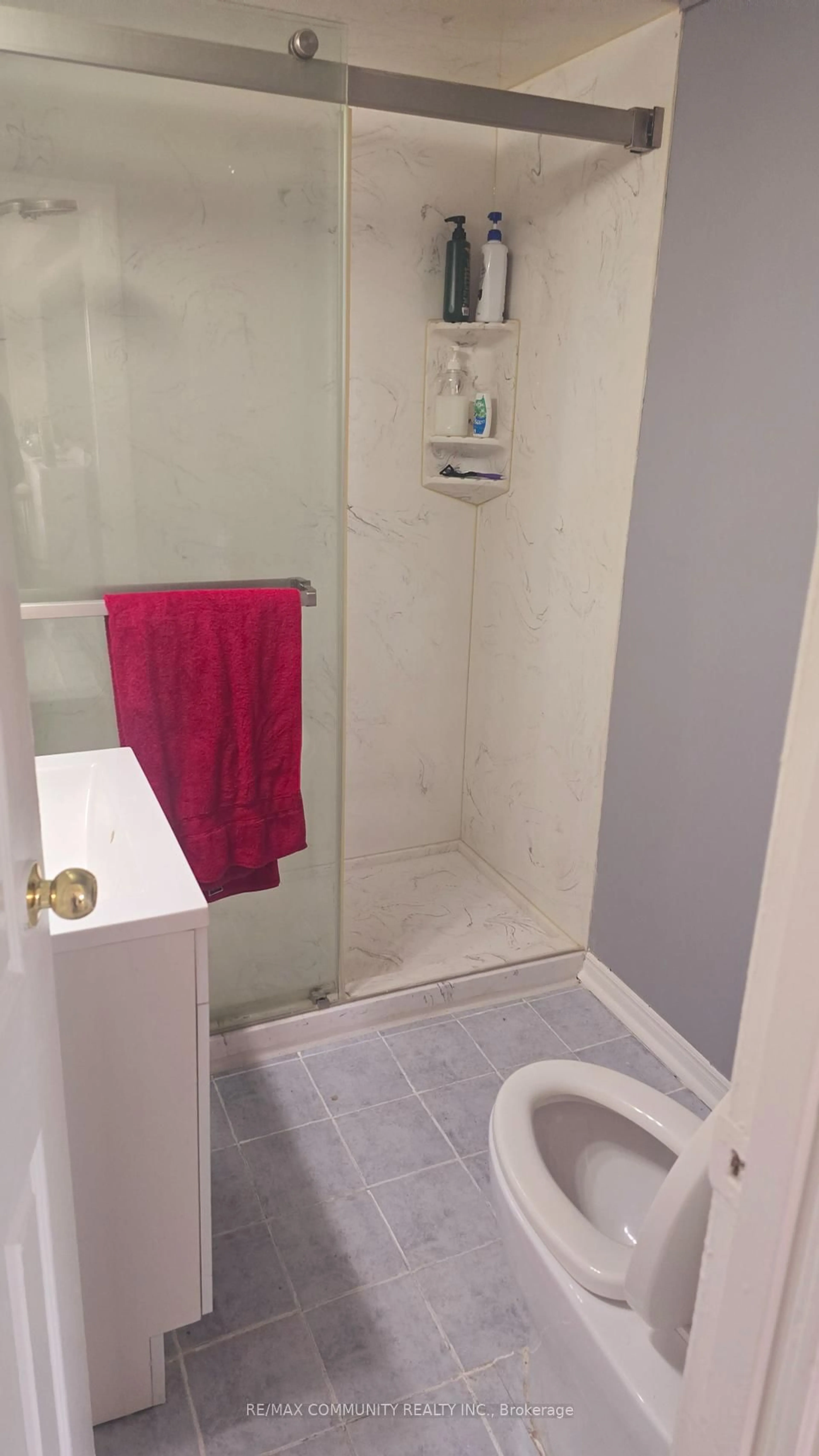 Standard bathroom, floor is not visible for 2462 Rundle Rd, Clarington Ontario L1C 6X9