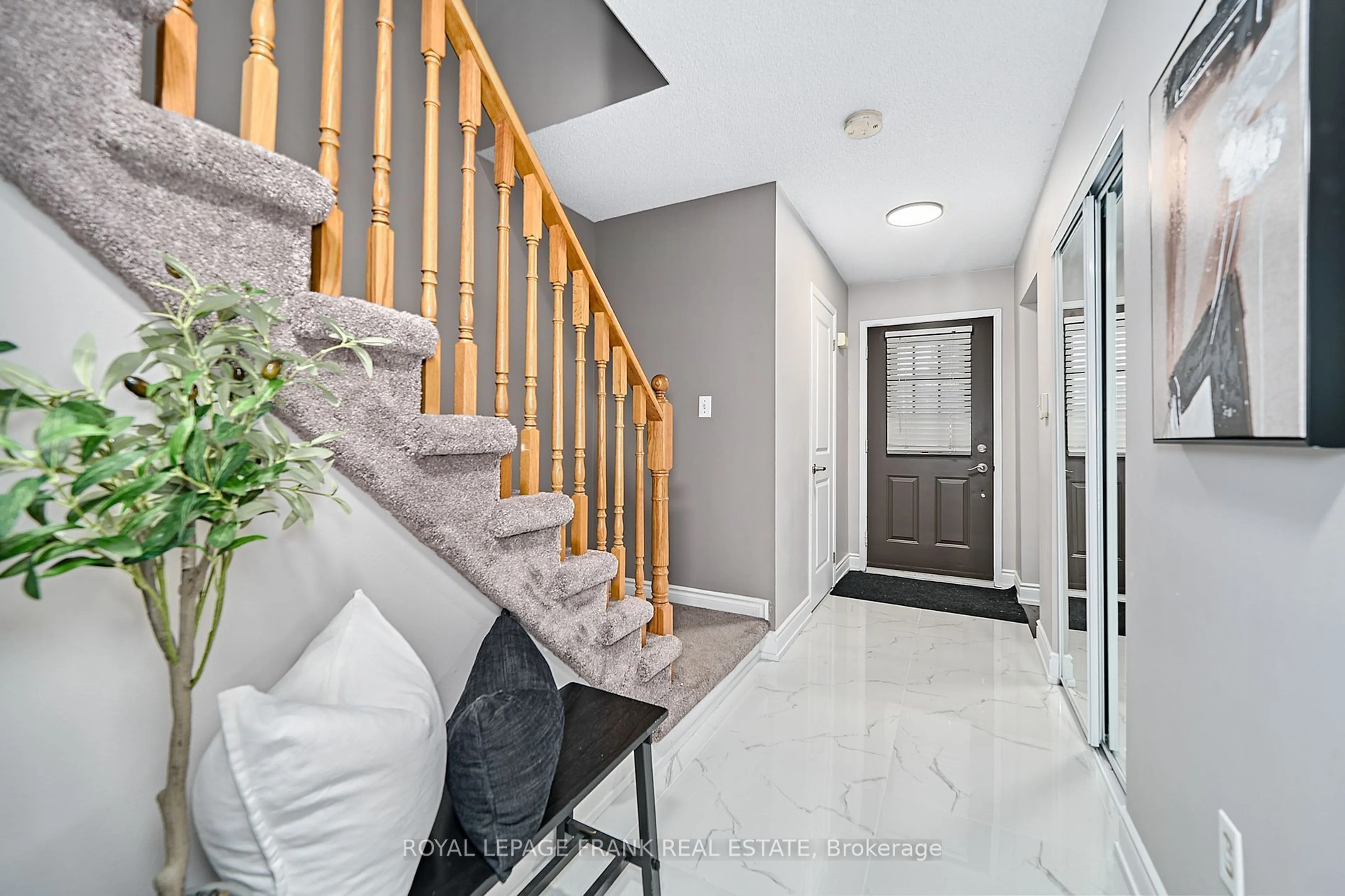 Indoor entryway for 1042 Attersley Dr, Oshawa Ontario L1K 2G9