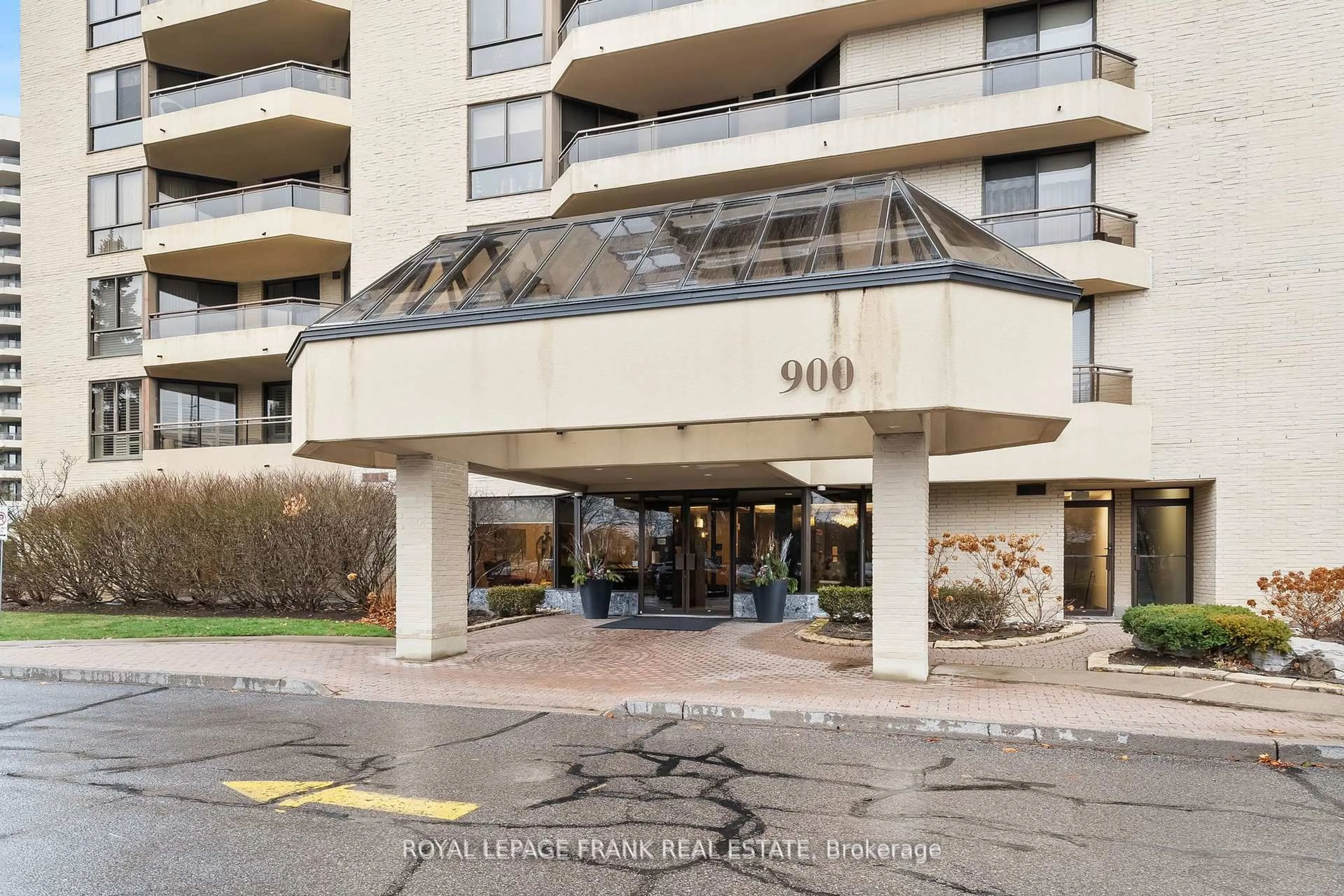 Indoor foyer for 900 Wilson Rd #1204, Oshawa Ontario L1G 7T2