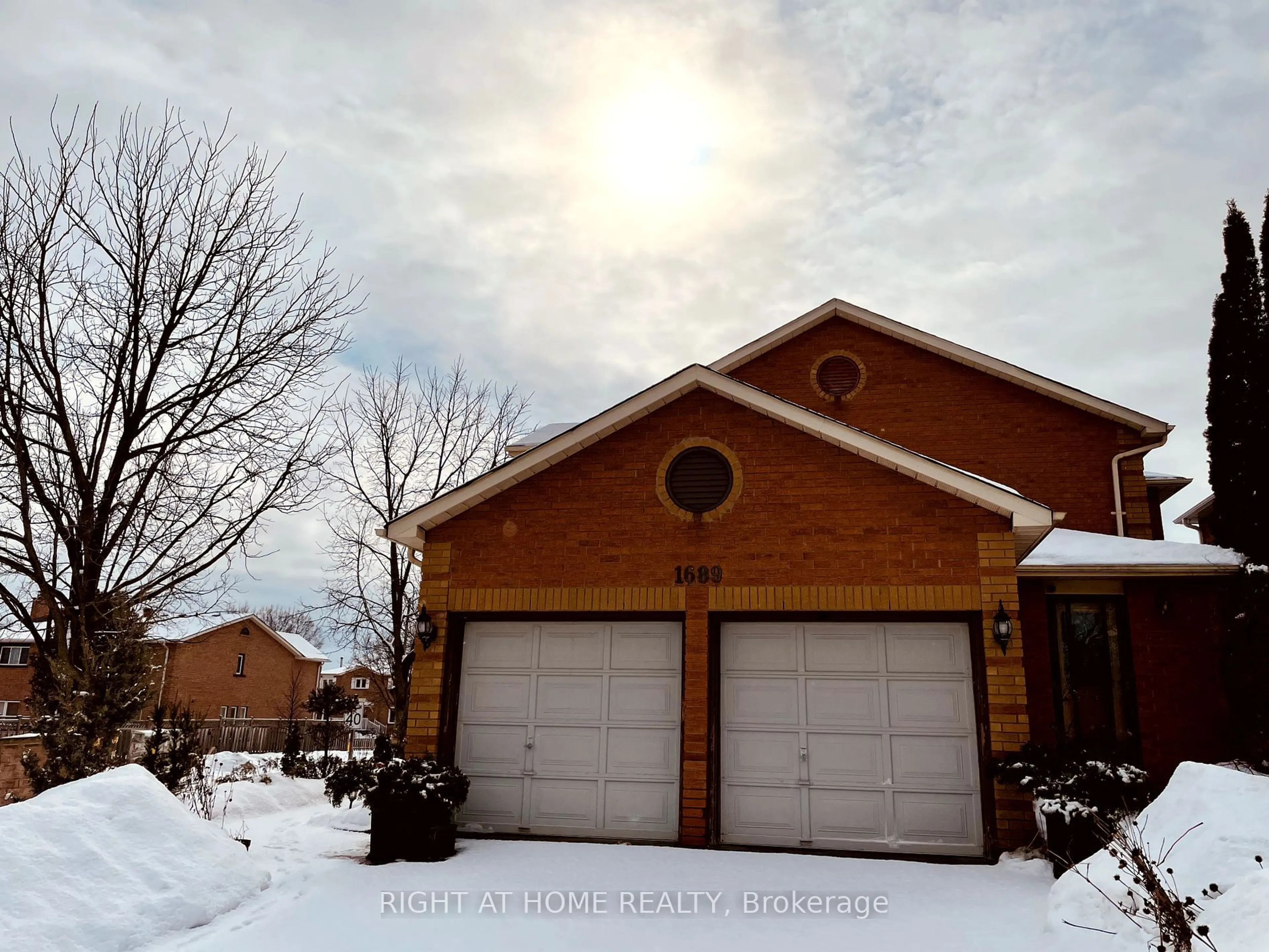 Indoor garage for 1689 Major Oaks Rd, Pickering Ontario L1X 1X1