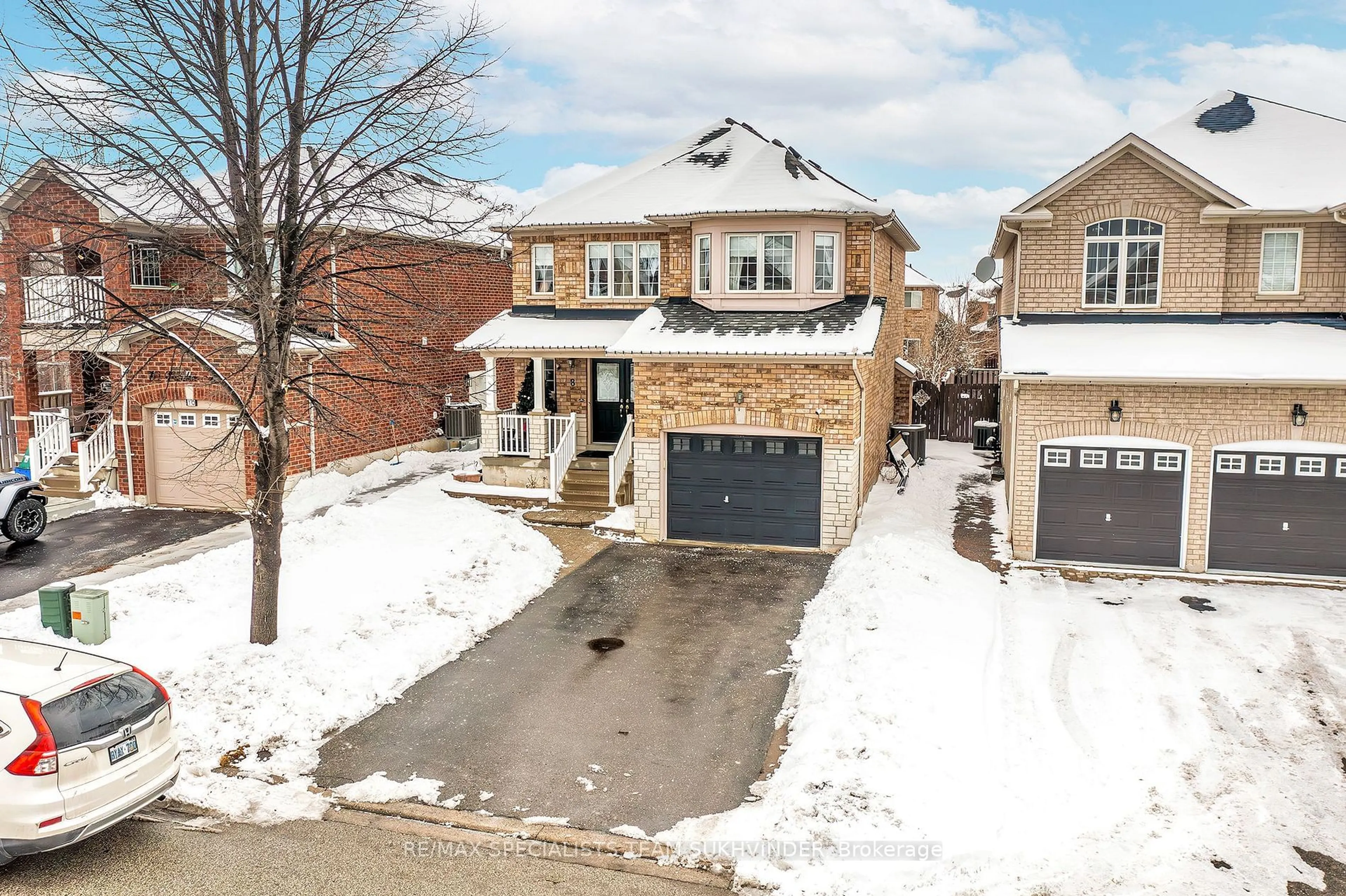 A pic from outside/outdoor area/front of a property/back of a property/a pic from drone, street for 8 Pardon Ave, Whitby Ontario L1P 1V1