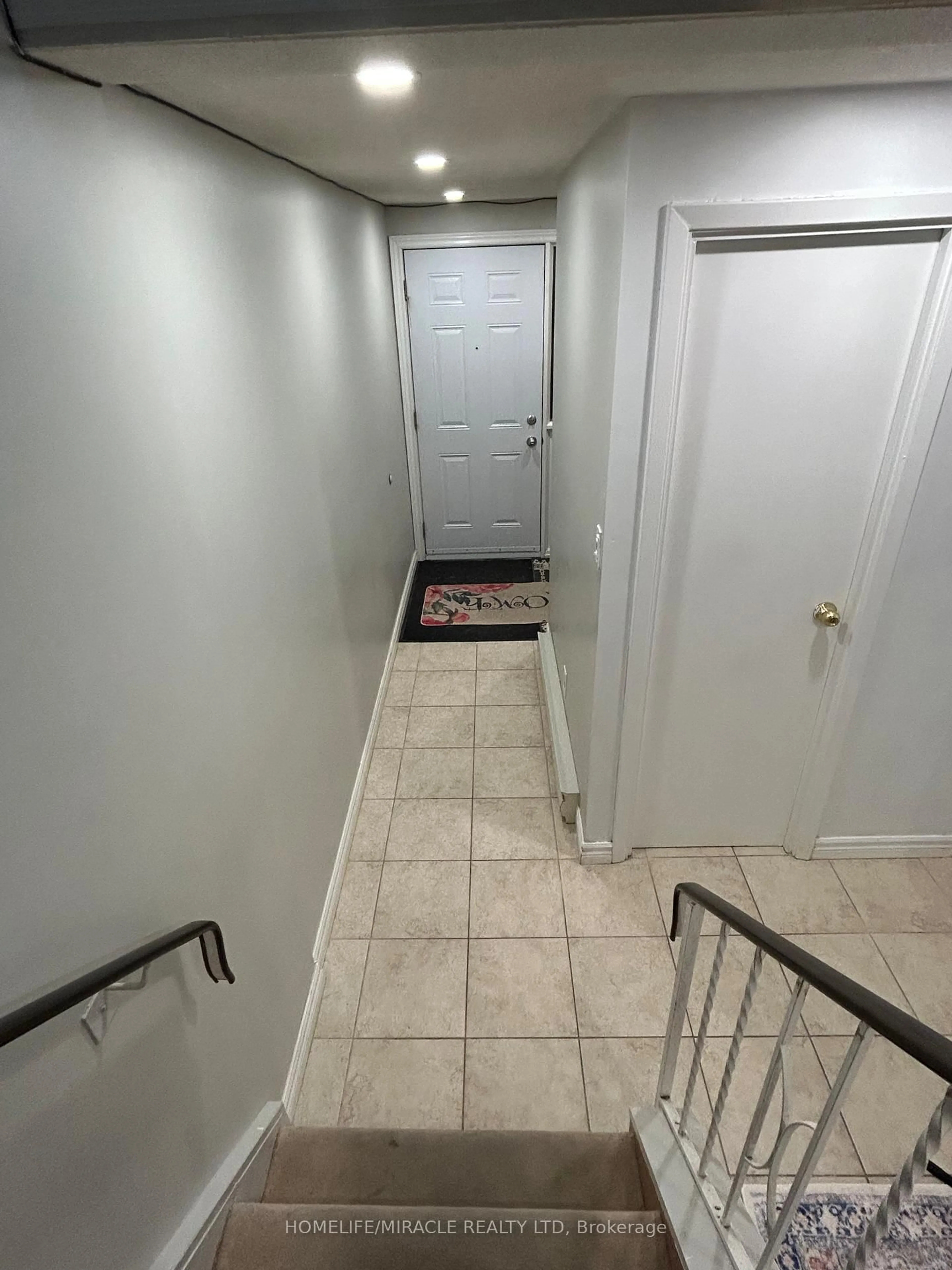 Indoor foyer for 850 Hunting Wood #48, Toronto Ontario M1T 2L9