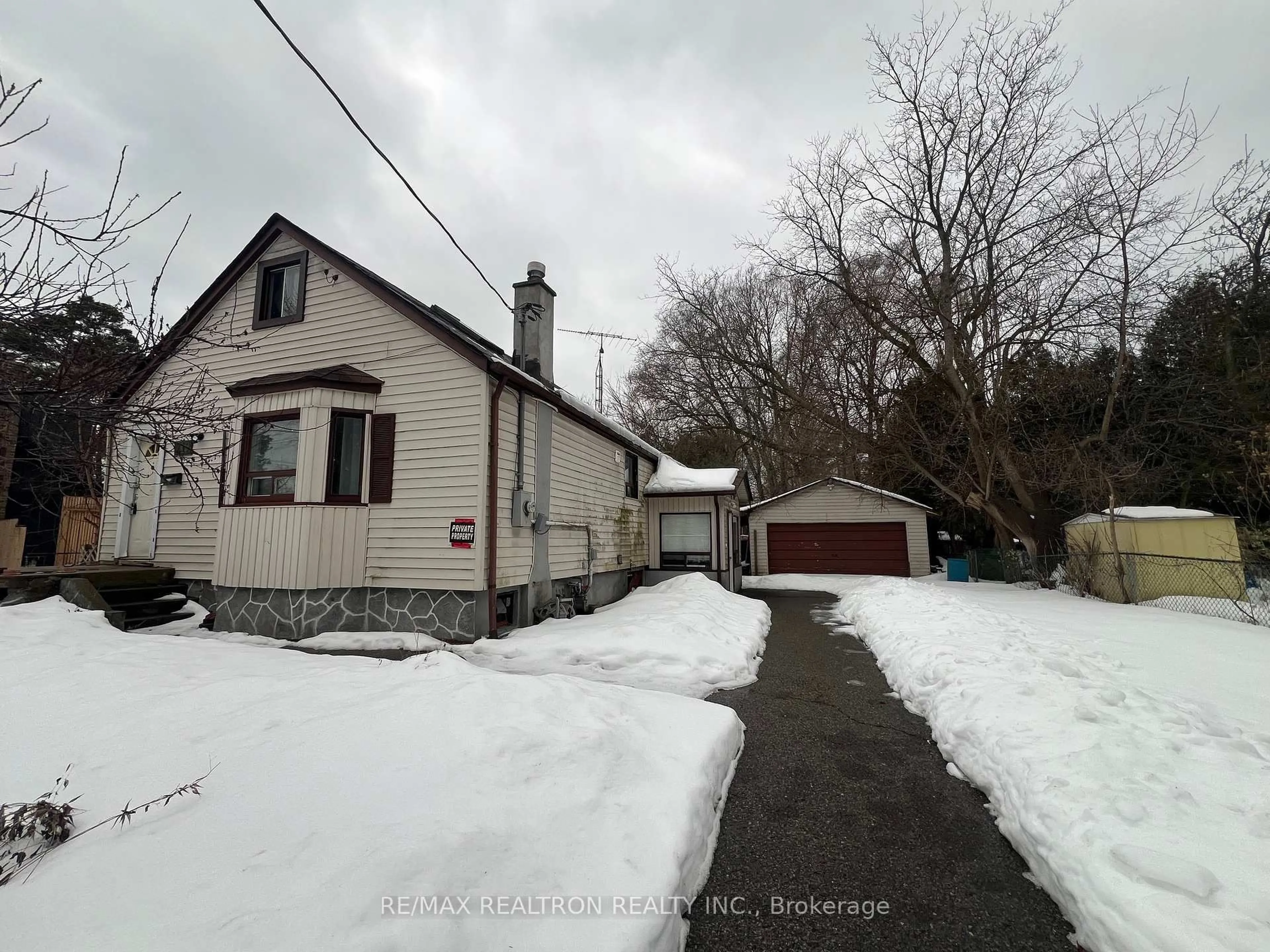 A pic from outside/outdoor area/front of a property/back of a property/a pic from drone, street for 212 Manse Rd, Toronto Ontario M1E 3V4