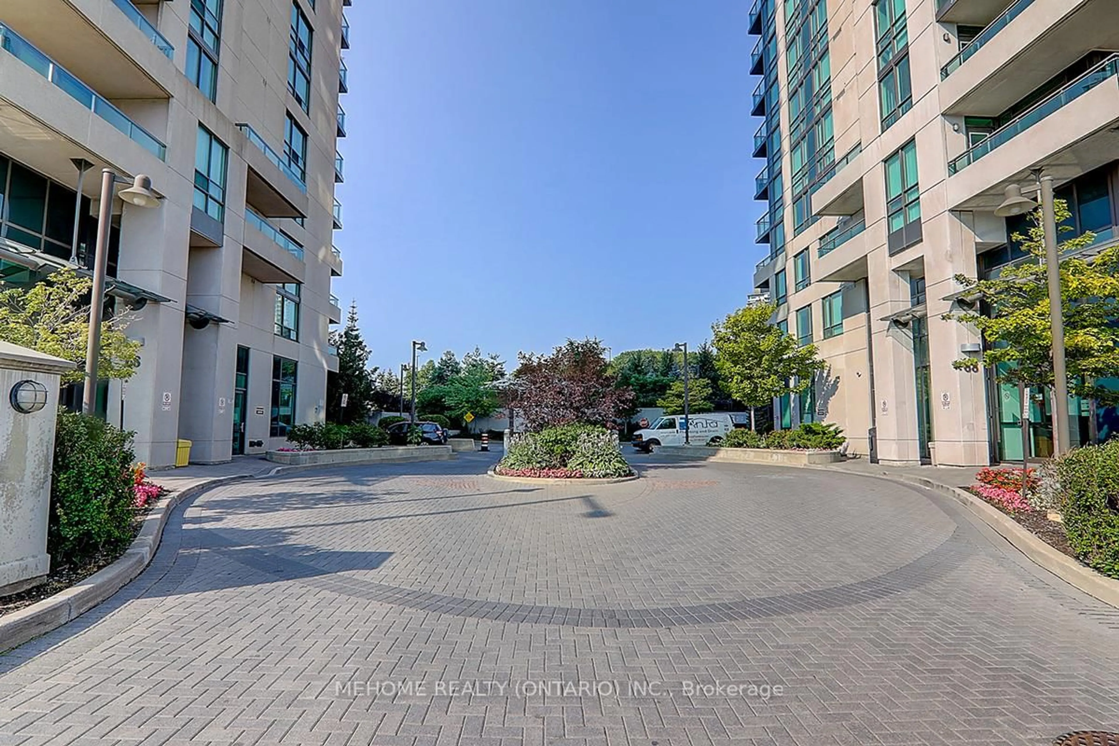 A pic from outside/outdoor area/front of a property/back of a property/a pic from drone, street for 88 Grangeway Ave #2906, Toronto Ontario M1H 0A2