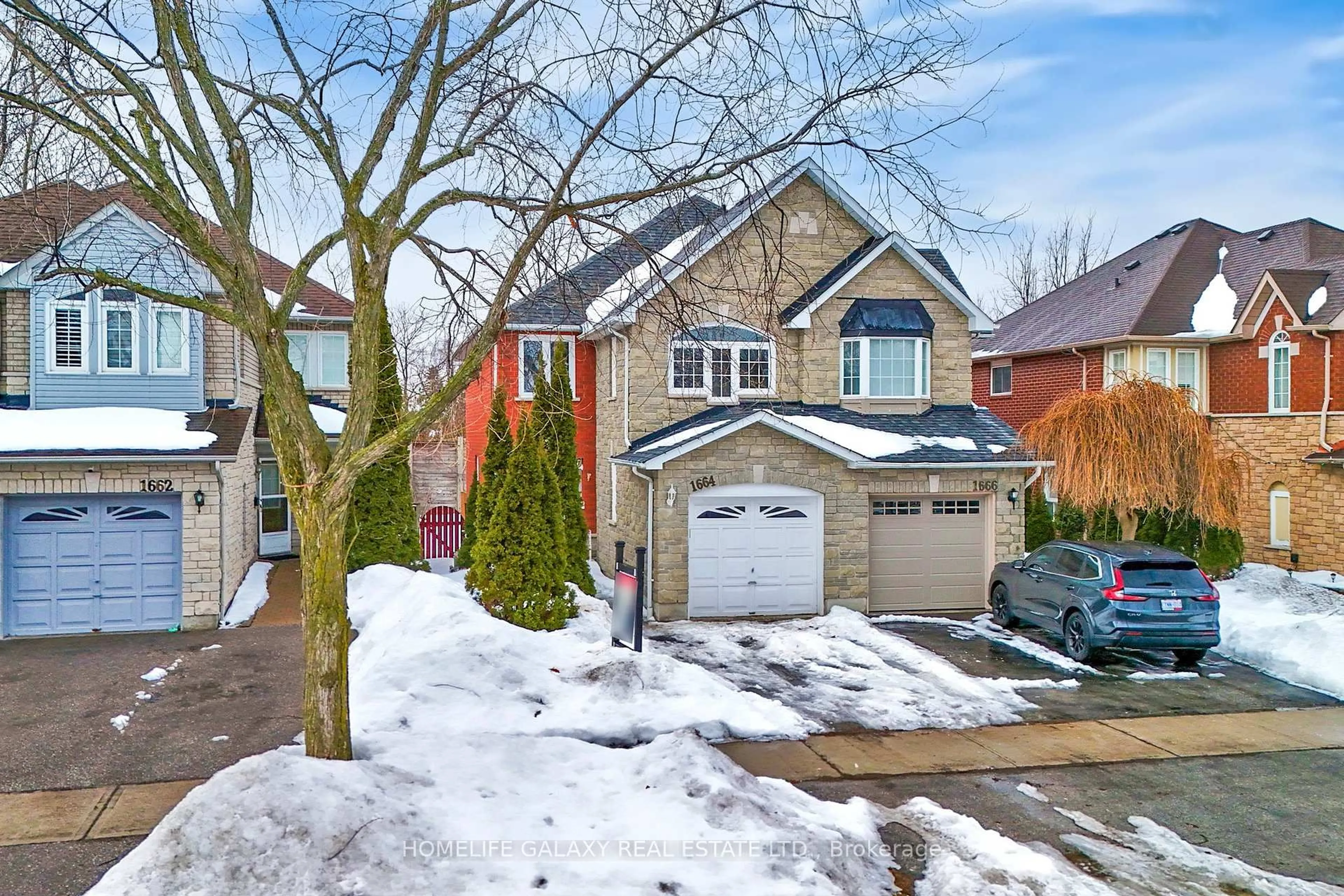 A pic from outside/outdoor area/front of a property/back of a property/a pic from drone, street for 1664 Autumn Cres, Pickering Ontario L1V 6X5