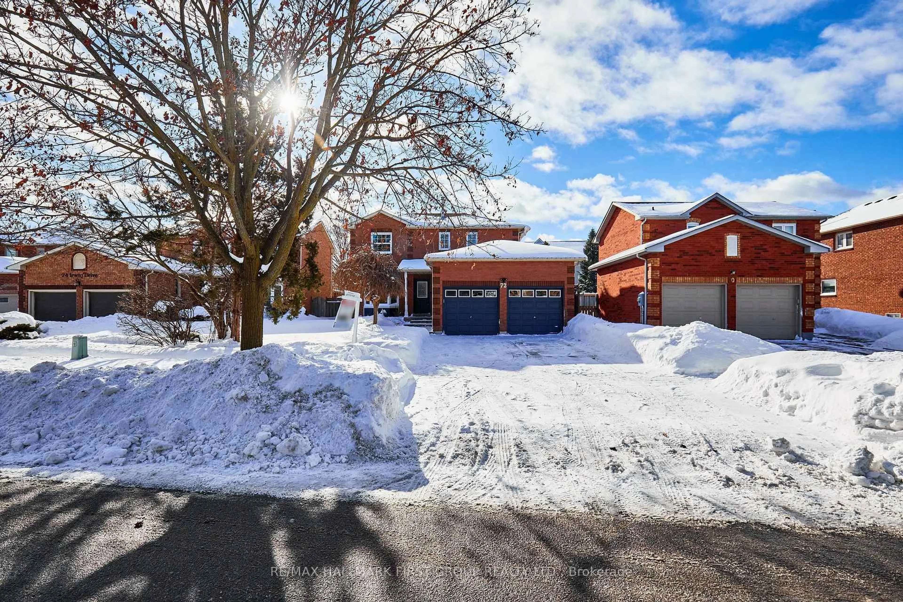 A pic from outside/outdoor area/front of a property/back of a property/a pic from drone, street for 72 Irwin Dr, Whitby Ontario L1N 9H7