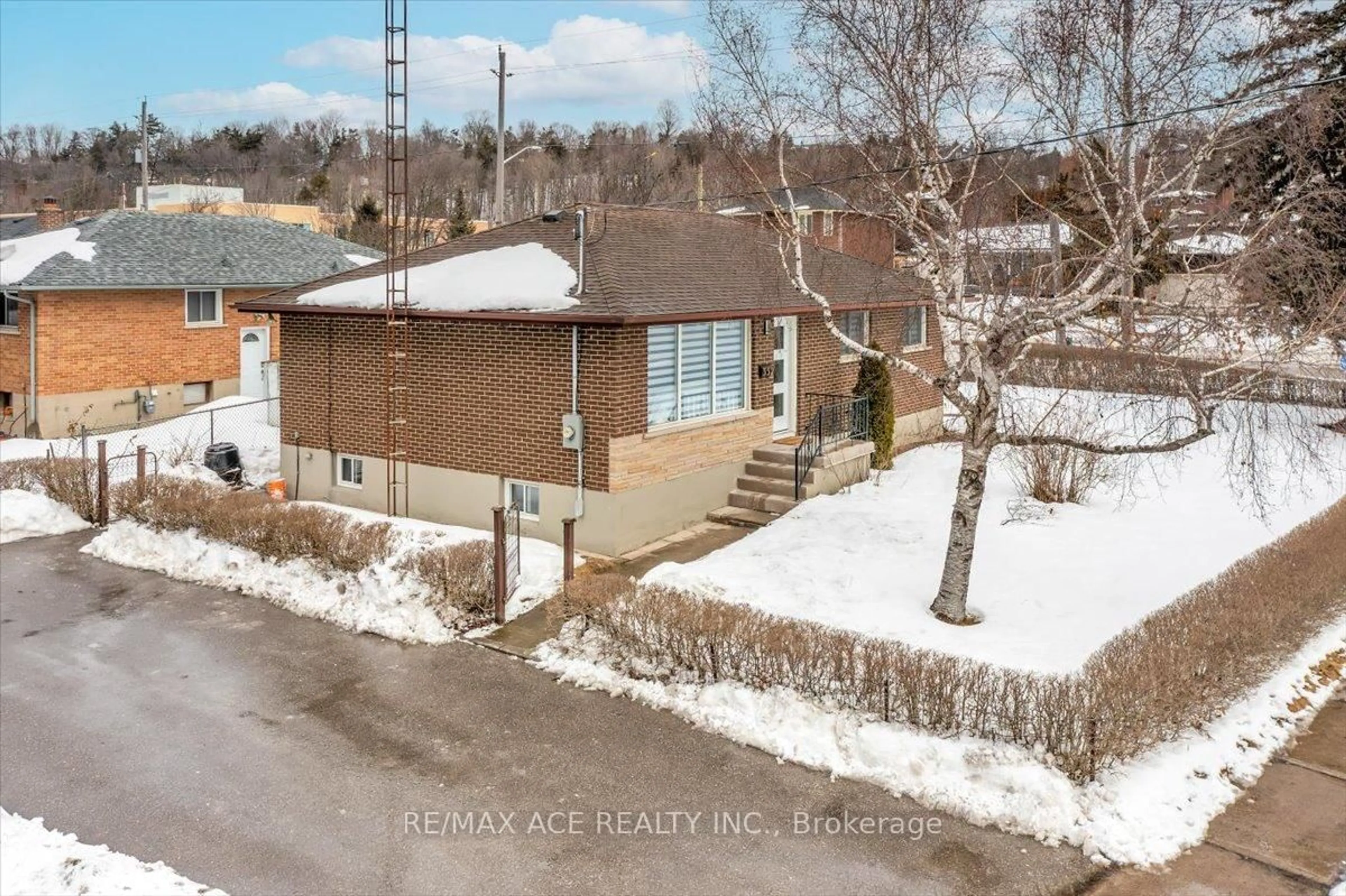 A pic from outside/outdoor area/front of a property/back of a property/a pic from drone, street for 352 Grandview St, Oshawa Ontario L1H 7C7