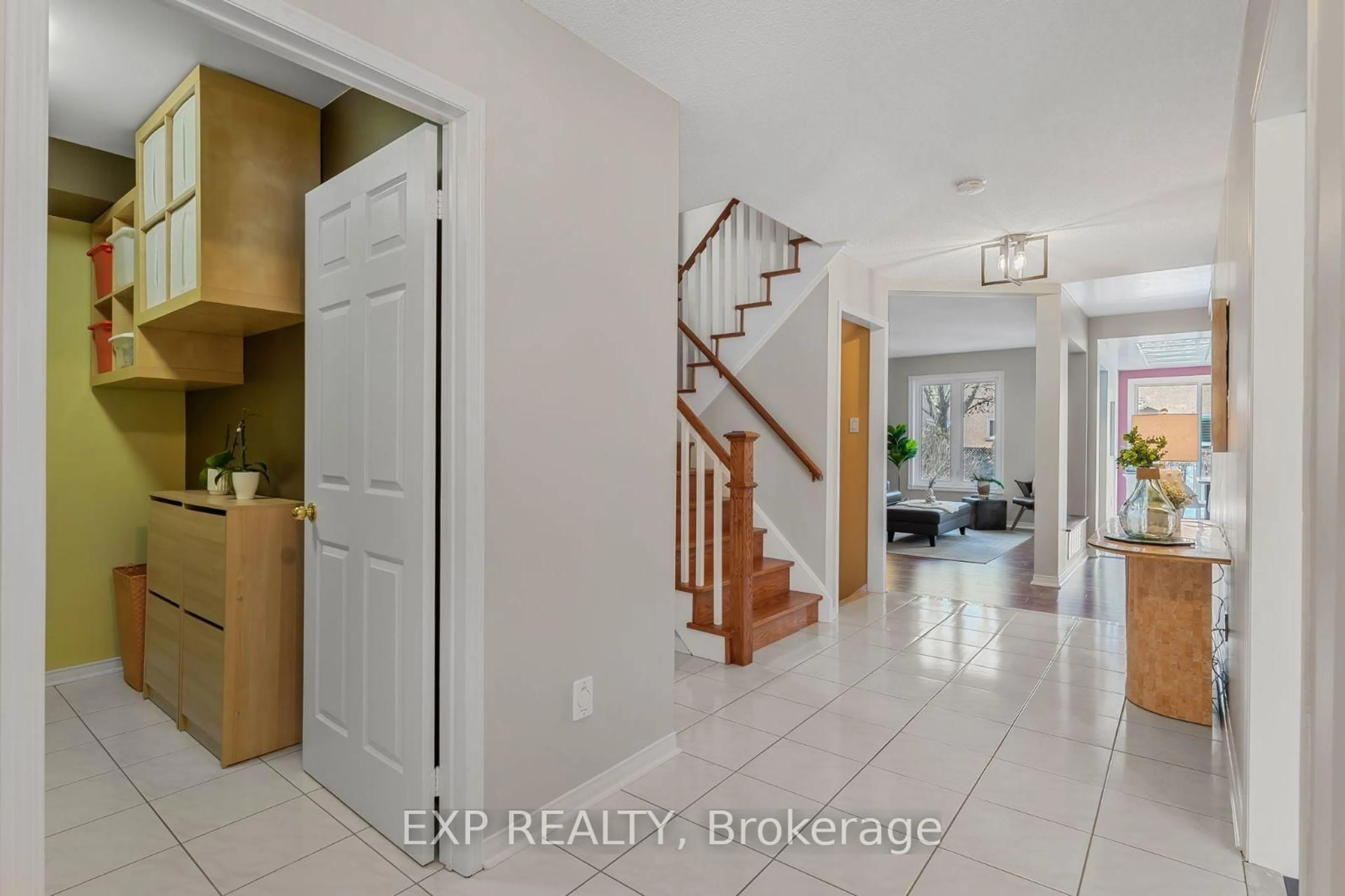 Indoor entryway for 238 Senator St, Pickering Ontario L1V 6N2