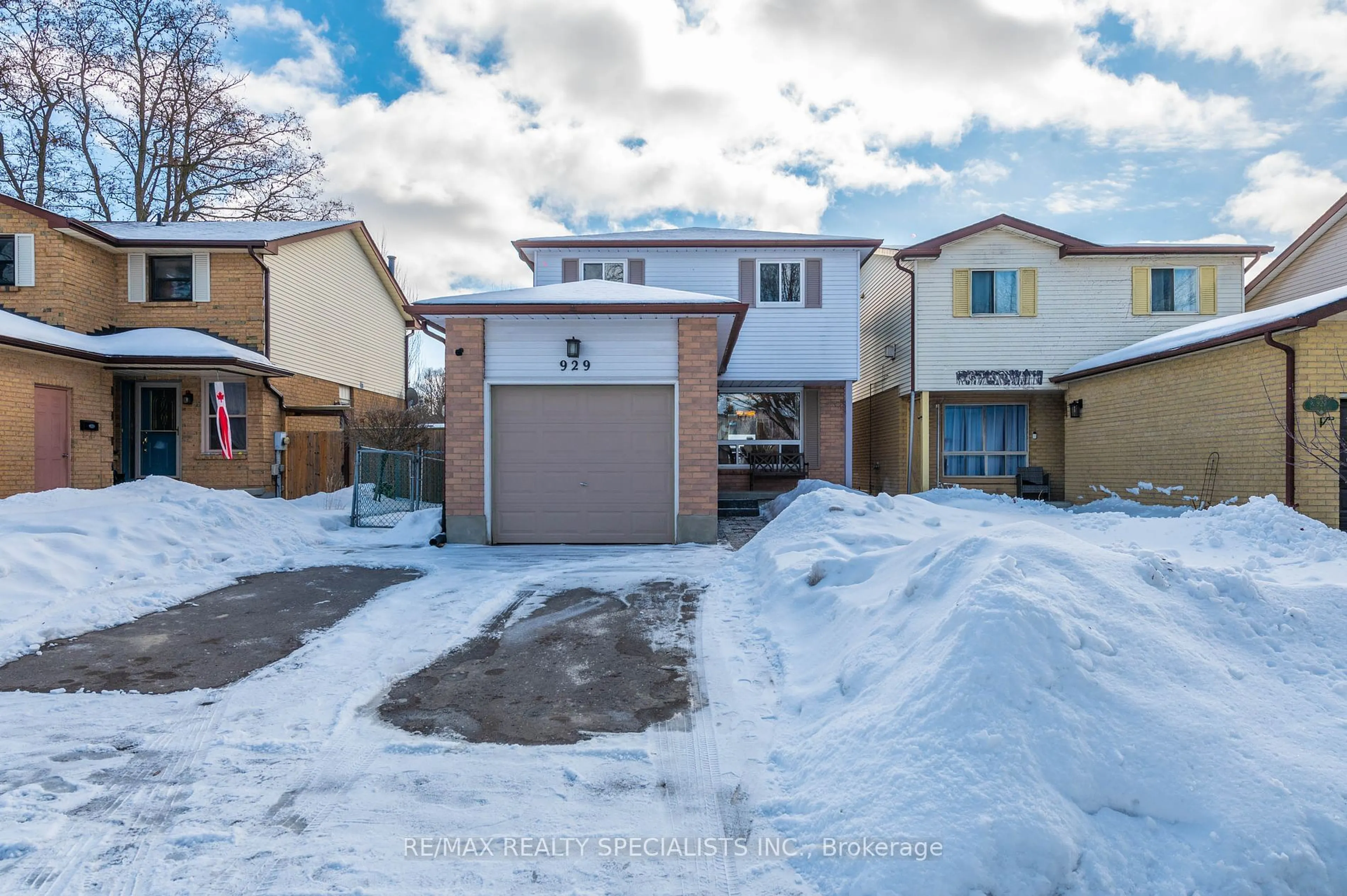 A pic from outside/outdoor area/front of a property/back of a property/a pic from drone, street for 929 Traddles Ave, Oshawa Ontario L1K 1N7